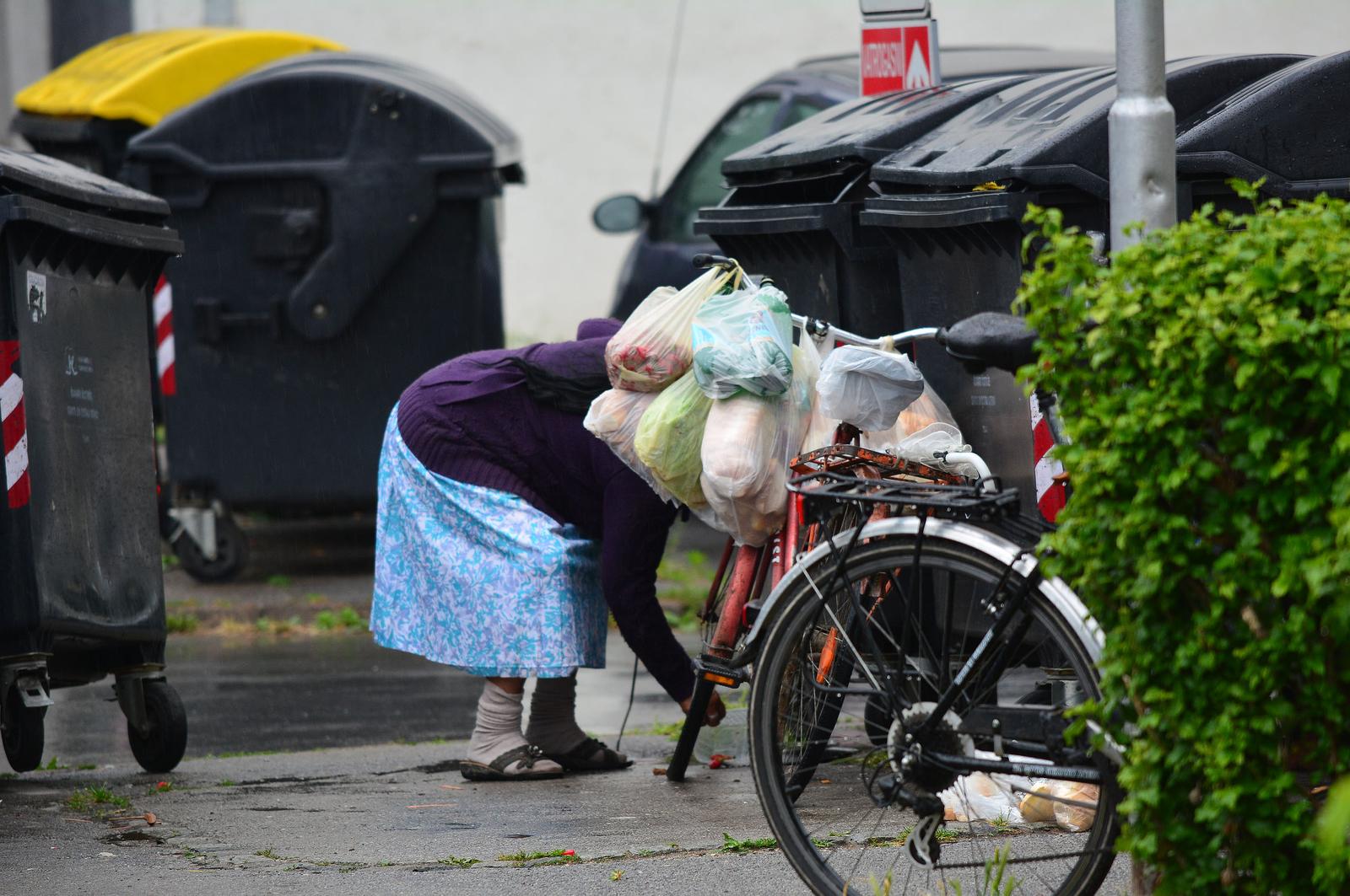 Pretraivanje kontejnera u potrazi za PET ambalaom ili hranom