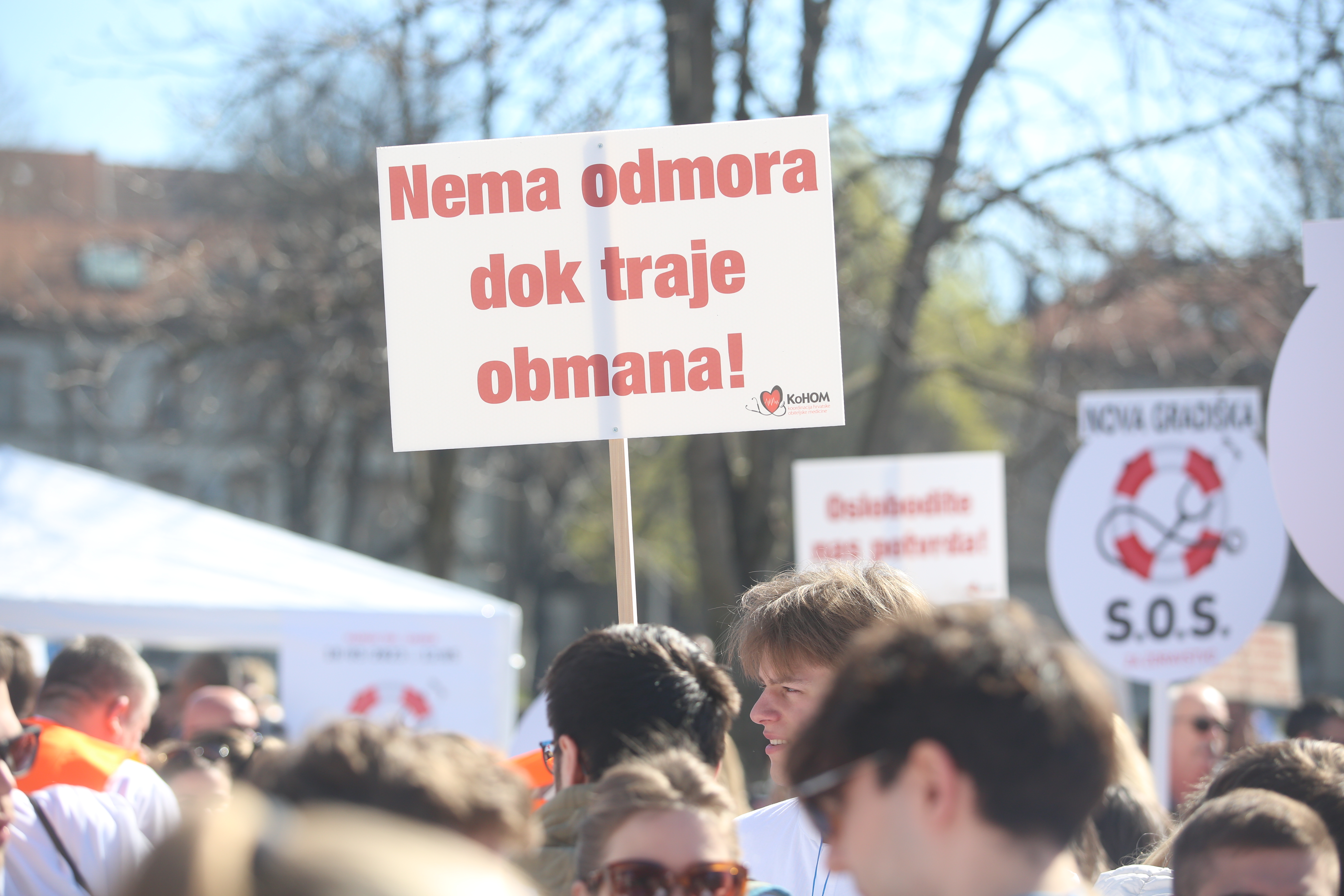 Zagreb: Prosvjed liječnika nezadovoljnih stanjem u hrvatskom zdravstvu pod sloganom 'S.O.S. za zdravstvo'