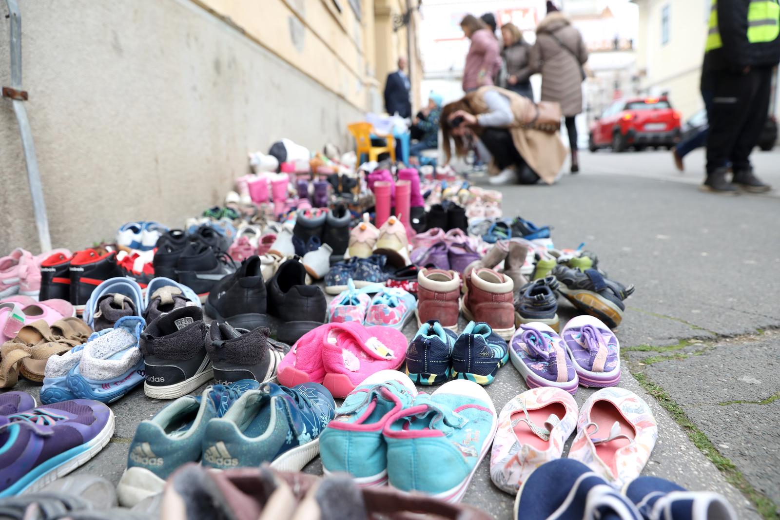 Akcija "Zagrebu nedostaju vrtići" Hrvatske udruge roditelja odgojitelja ispred Gradske skupštine