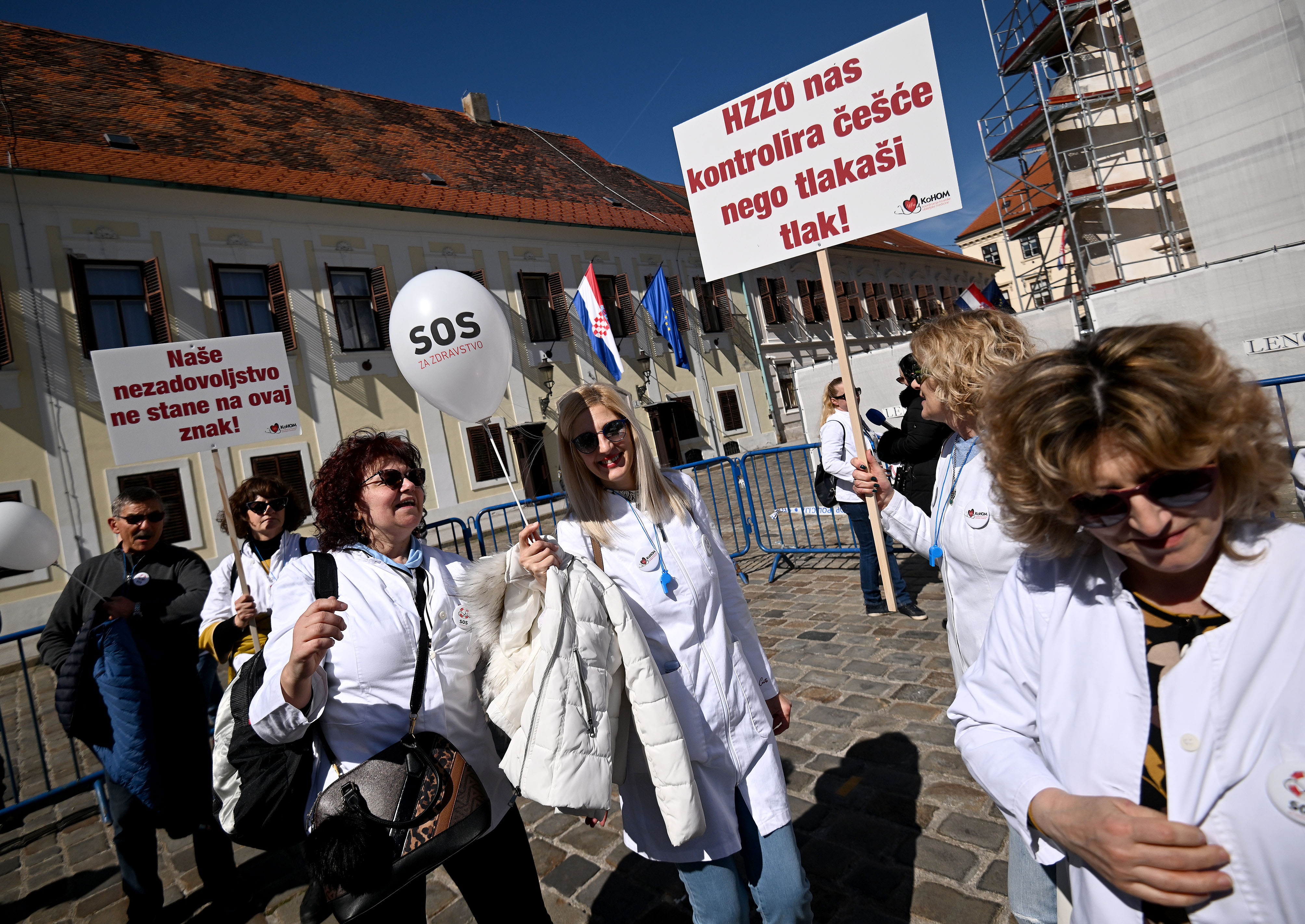 Zagreb: Prosvjed liječnika nezadovoljnih stanjem u hrvatskom zdravstvu pod sloganom 'S.O.S. za zdravstvo'