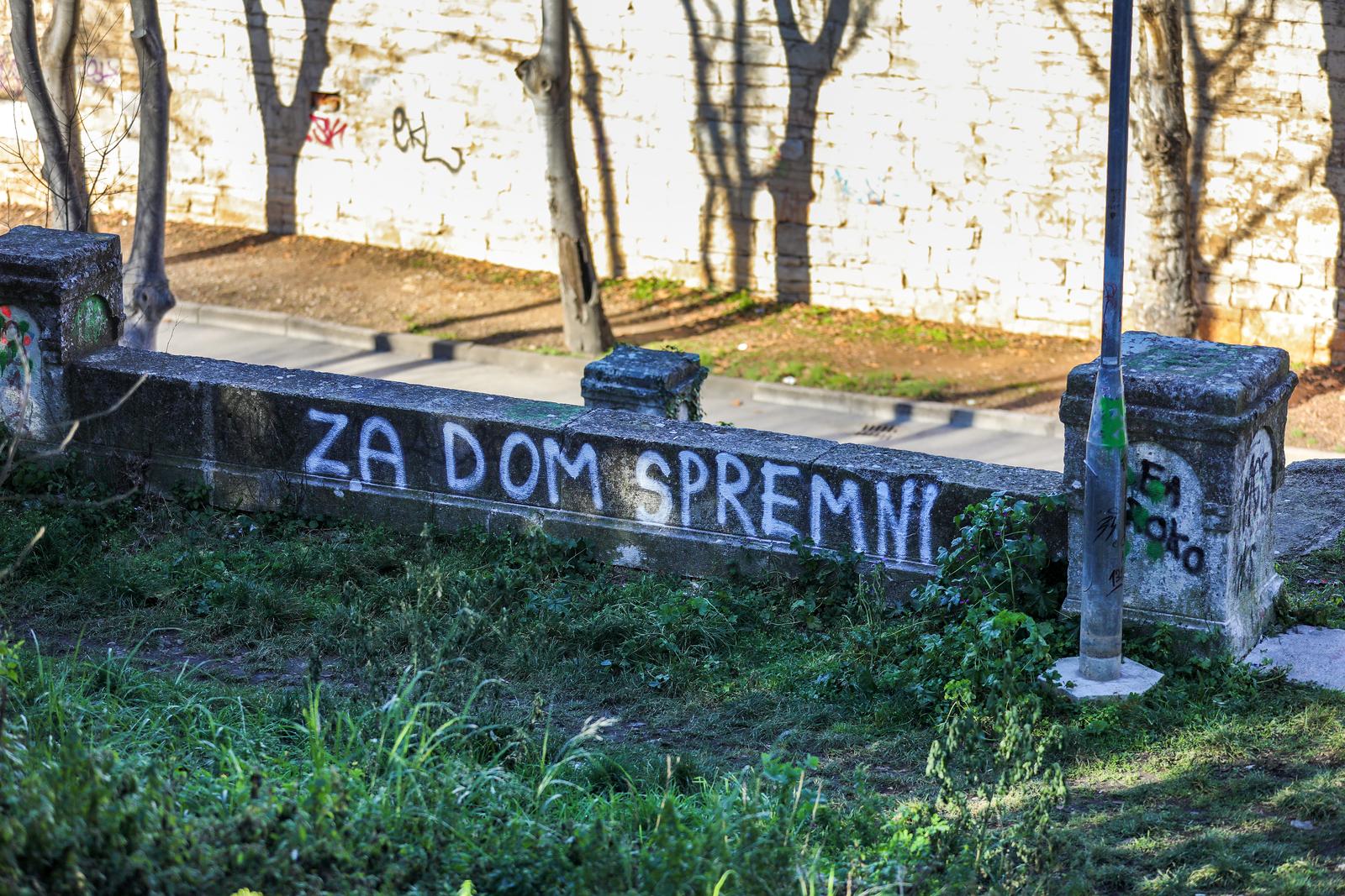 Pula: Stepenice kod stražnje strane Mornaričke crkve devastirane nacističkim i ustaškim simbolima