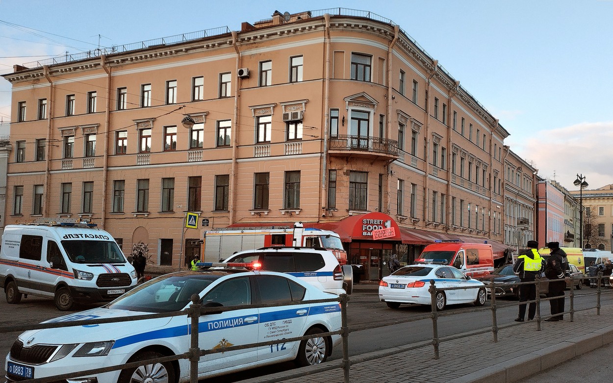 The situation at the cafe on Universitetskaya embankment, where an explosion occurred during a creative evening of war correspondent Vladlen Tatarsky.