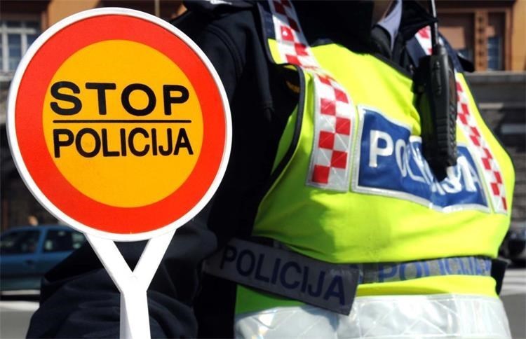 policija, policijsko vozilo, policajci