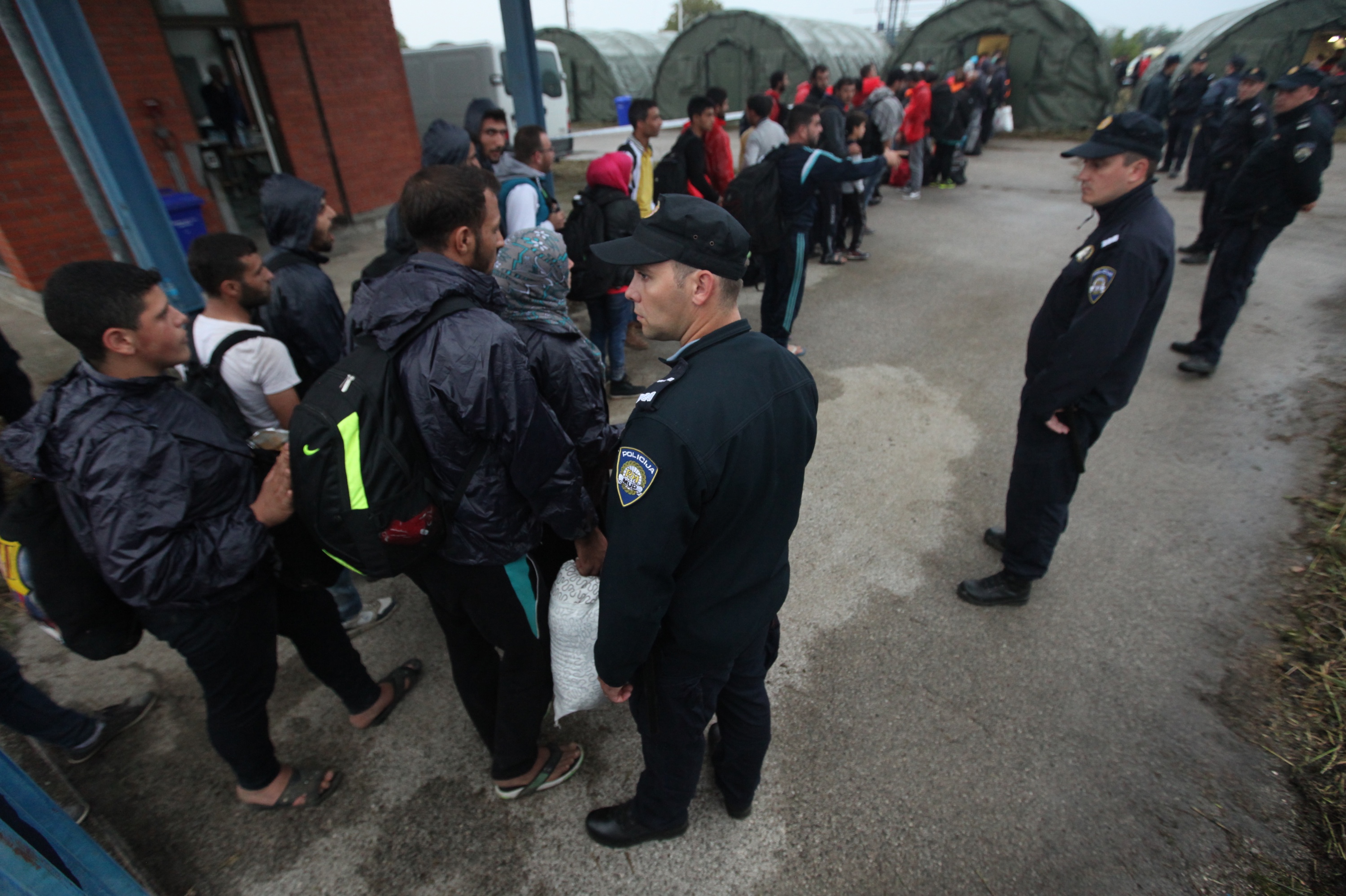 Prva skupina izbjeglica stigla s hrvatske granice u izbjegli?ki kamp u Opatovcu