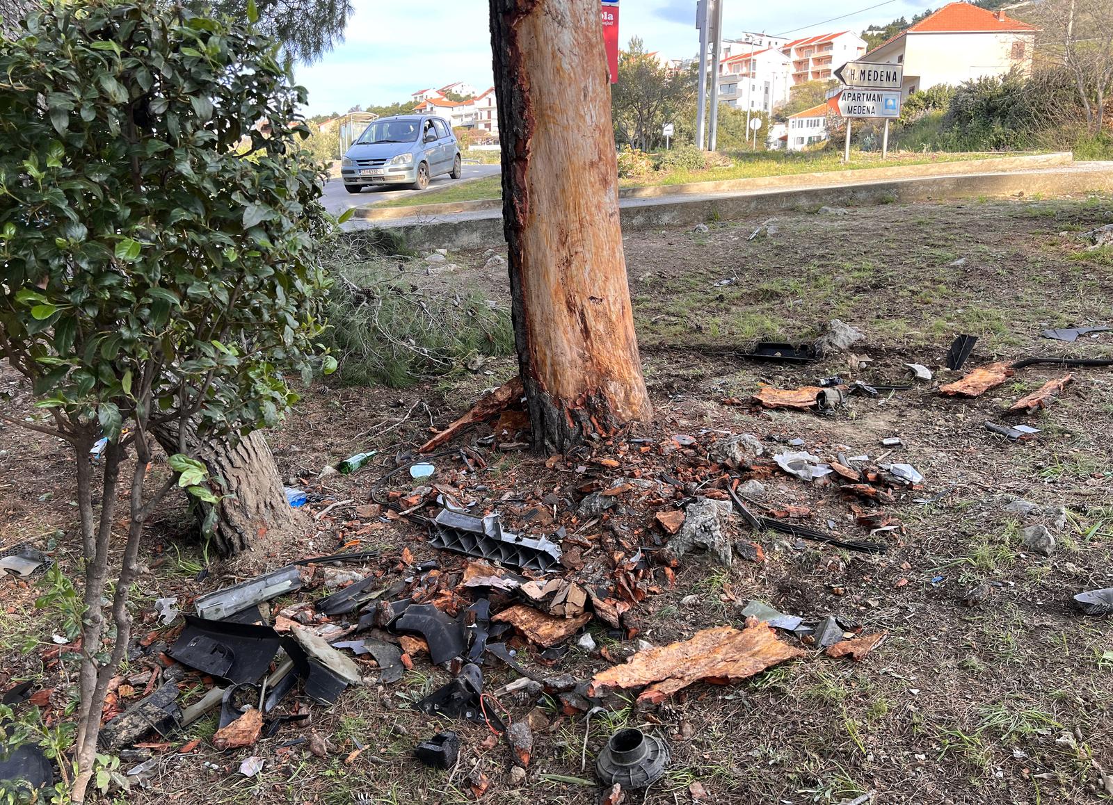 Tragedija kod Trogira: Automobilom se zabili u stablo, dvoje ljudi poginulo