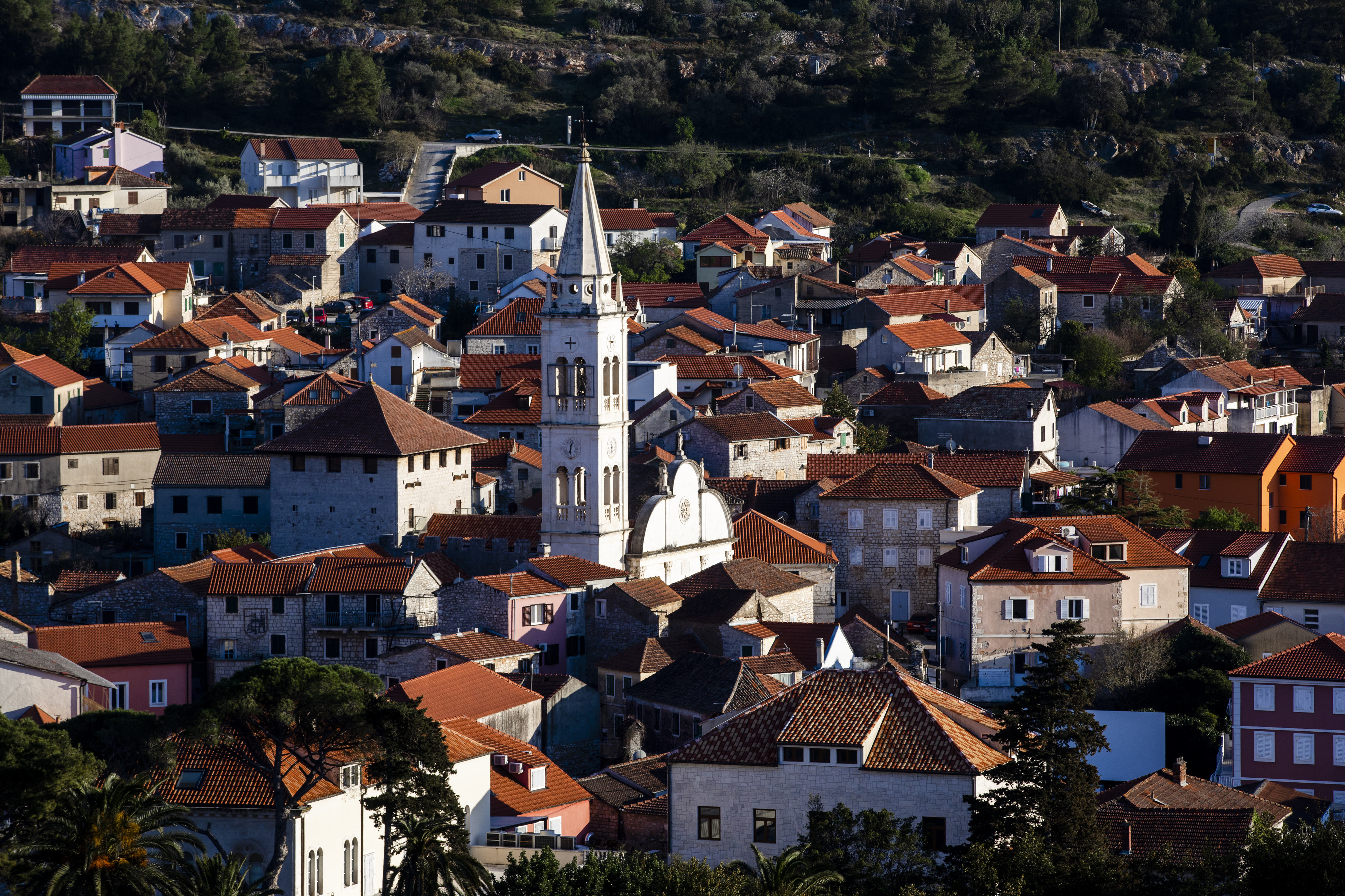 Panoramski pogled na Jelsu, gradić i luku na otoku Hvaru