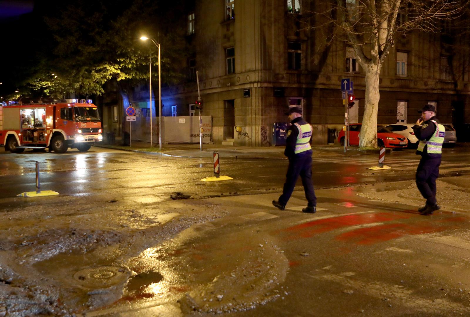 Zagreb: Poplava na Zelenom valu zbog puknuća cijevi kod Vodovodne ulice