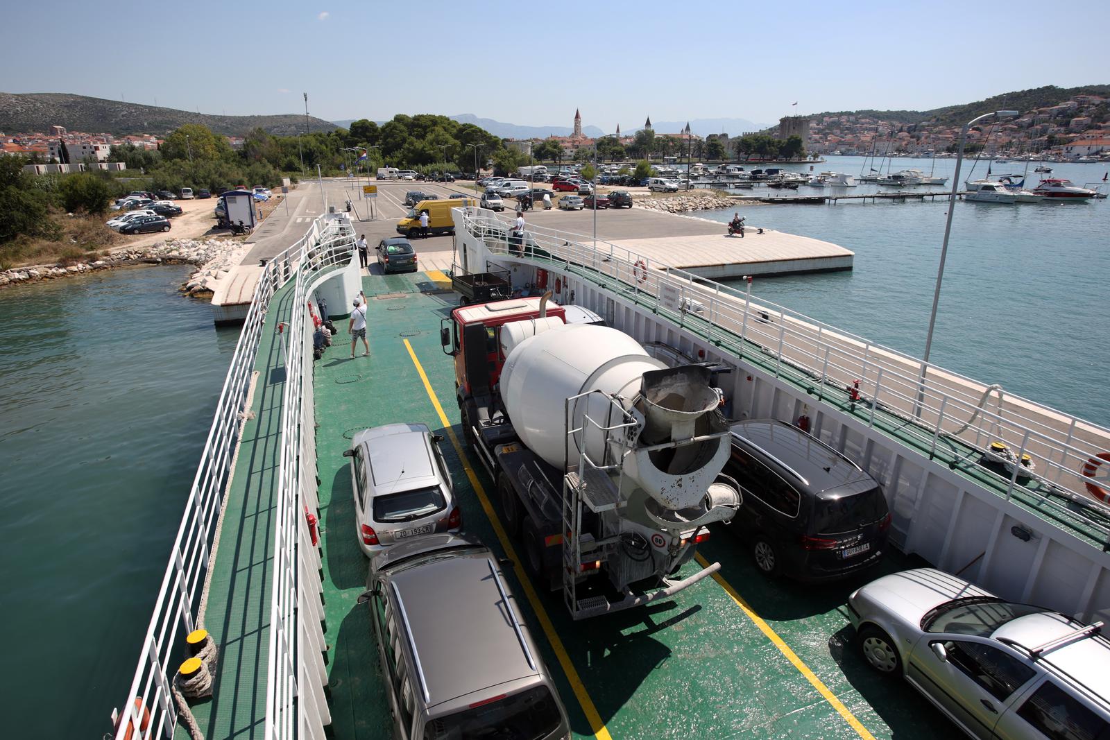 Trajektna luka Trogir-Soline