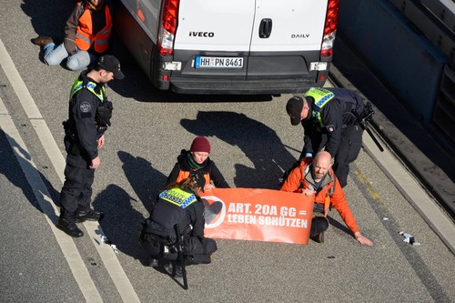 Seit 8.26 Uhr blockieren Klimaaktivisten den Veddeler Damm. Die Blockade konnte noch in der Entstehung durch starke Poli