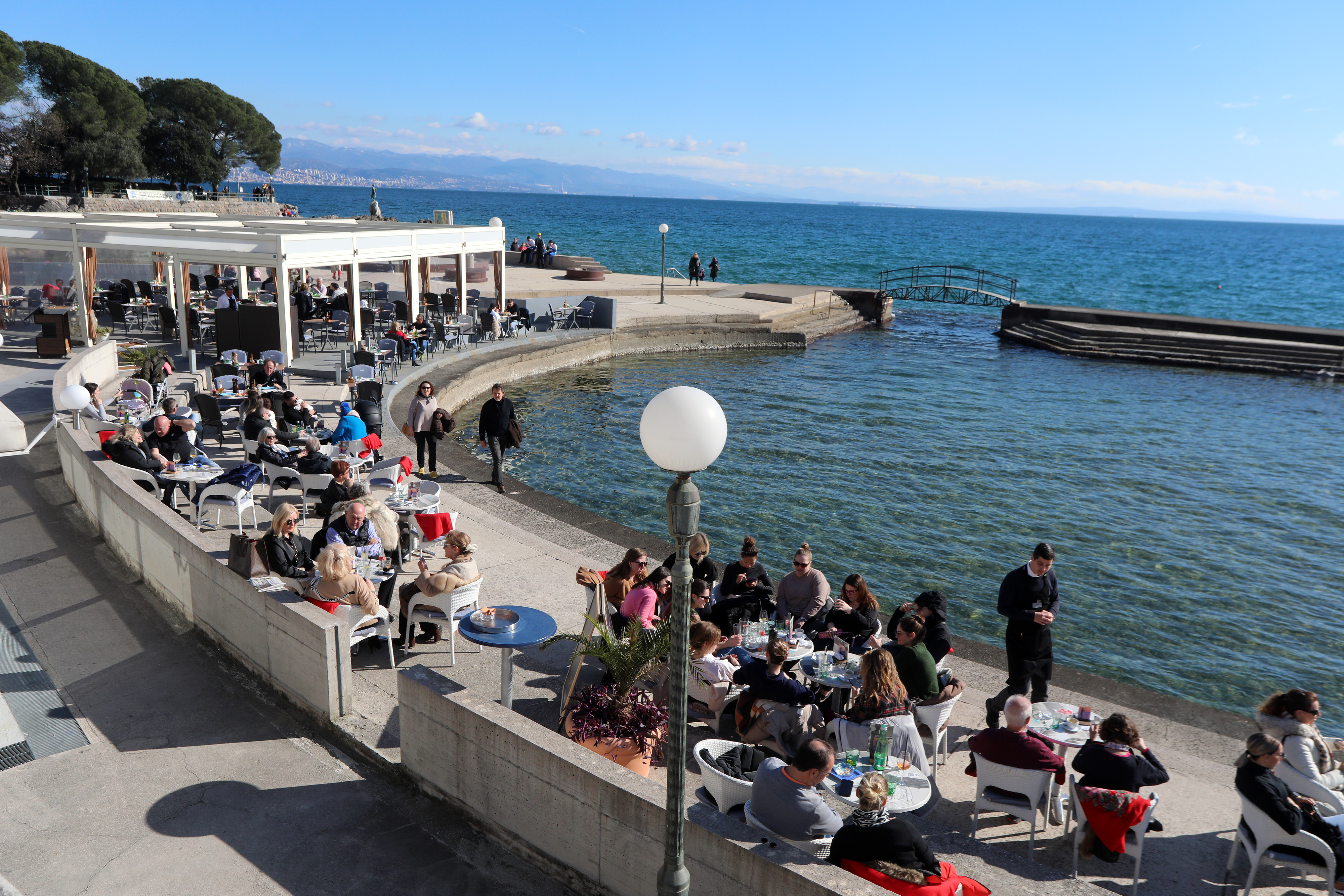 Opatijska rivijera puna je gostiju koji uživaju u sunčanoj nedjelji
