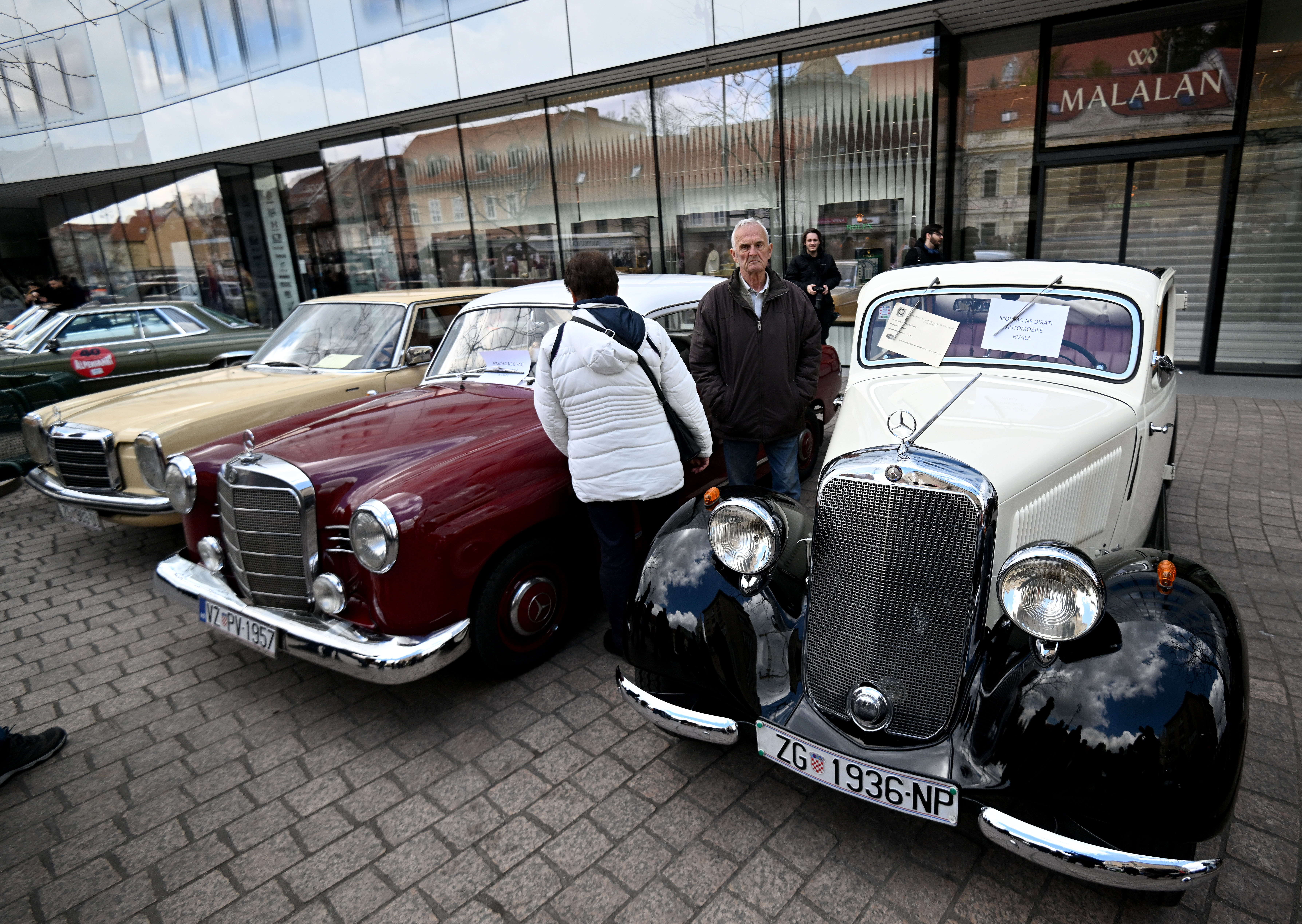 Zagreb: Izložba oldtimera na Europskom trgu