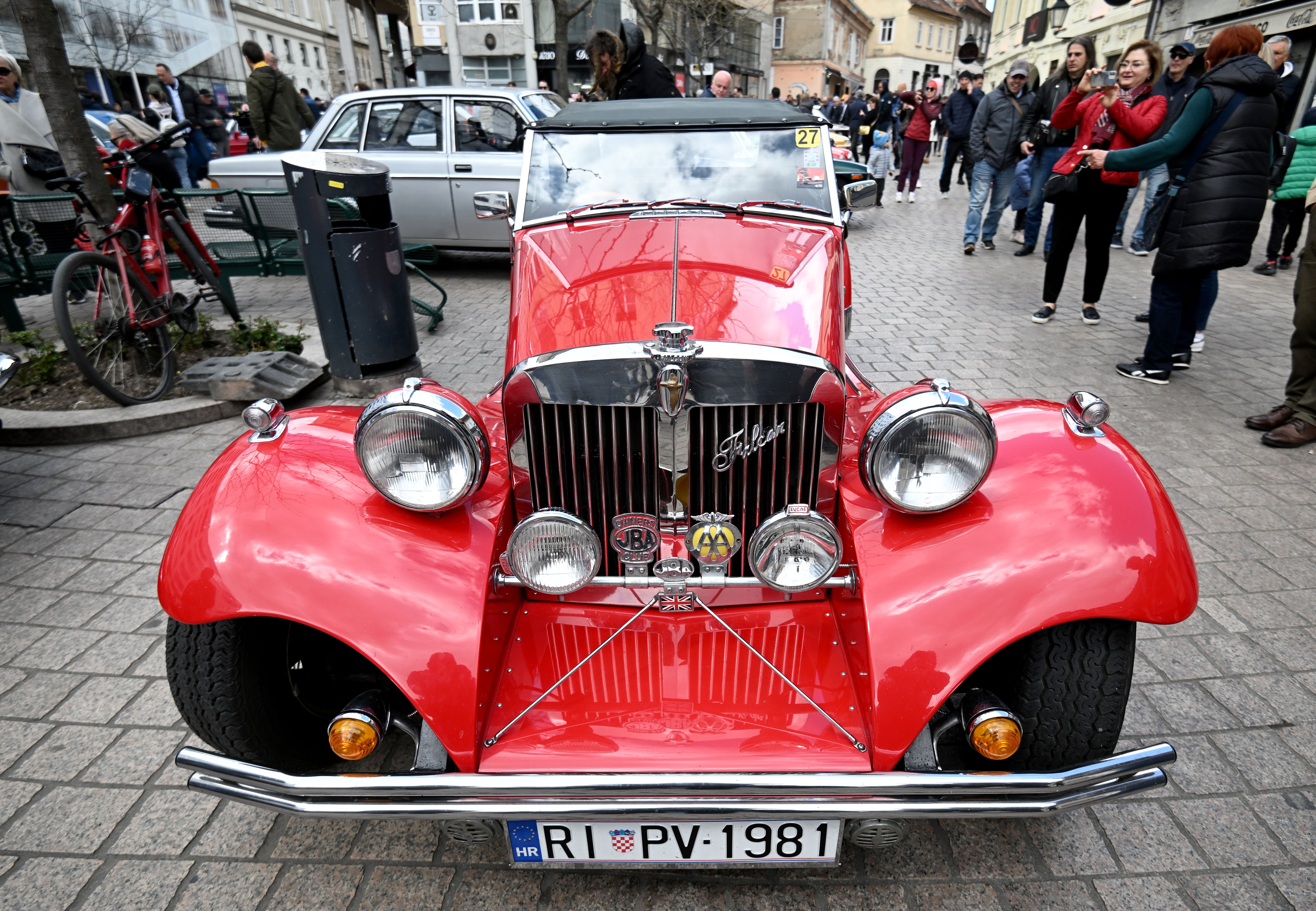 Zagreb: Izložba oldtimera na Europskom trgu