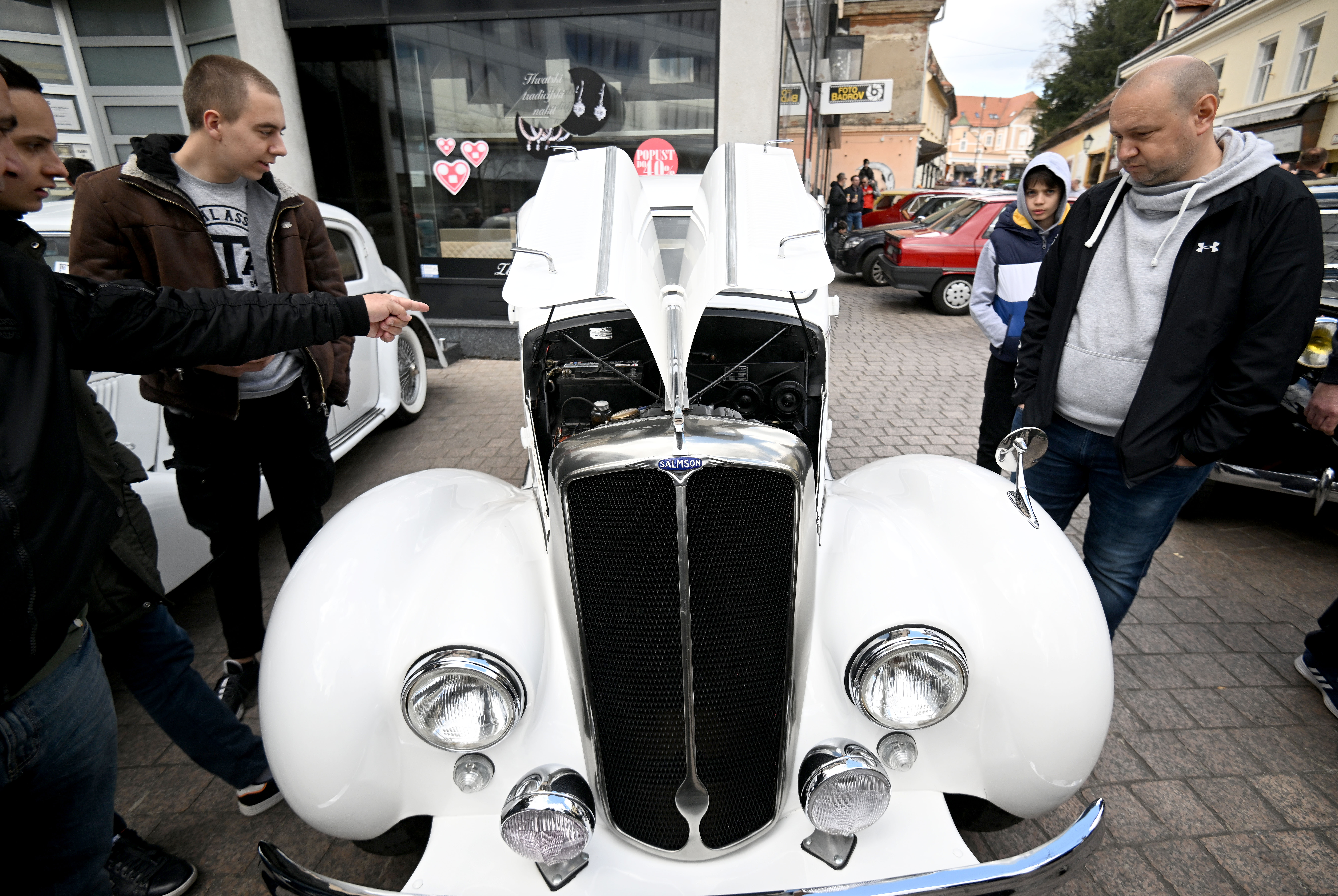 Zagreb: Izložba oldtimera na Europskom trgu