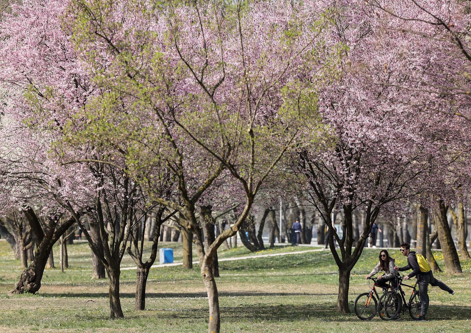 Zagreb: Građani iskoristili sunčanu i vrlo toplu nedjelju za boravak uz jezero Bundek