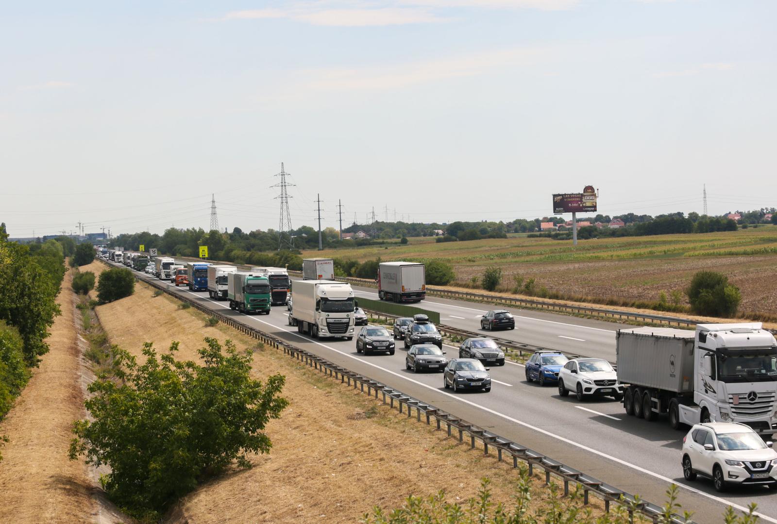 Zagreb: Građani u sve većem broju odlaze na more pa se kod gradske obilaznice stvorila gužva