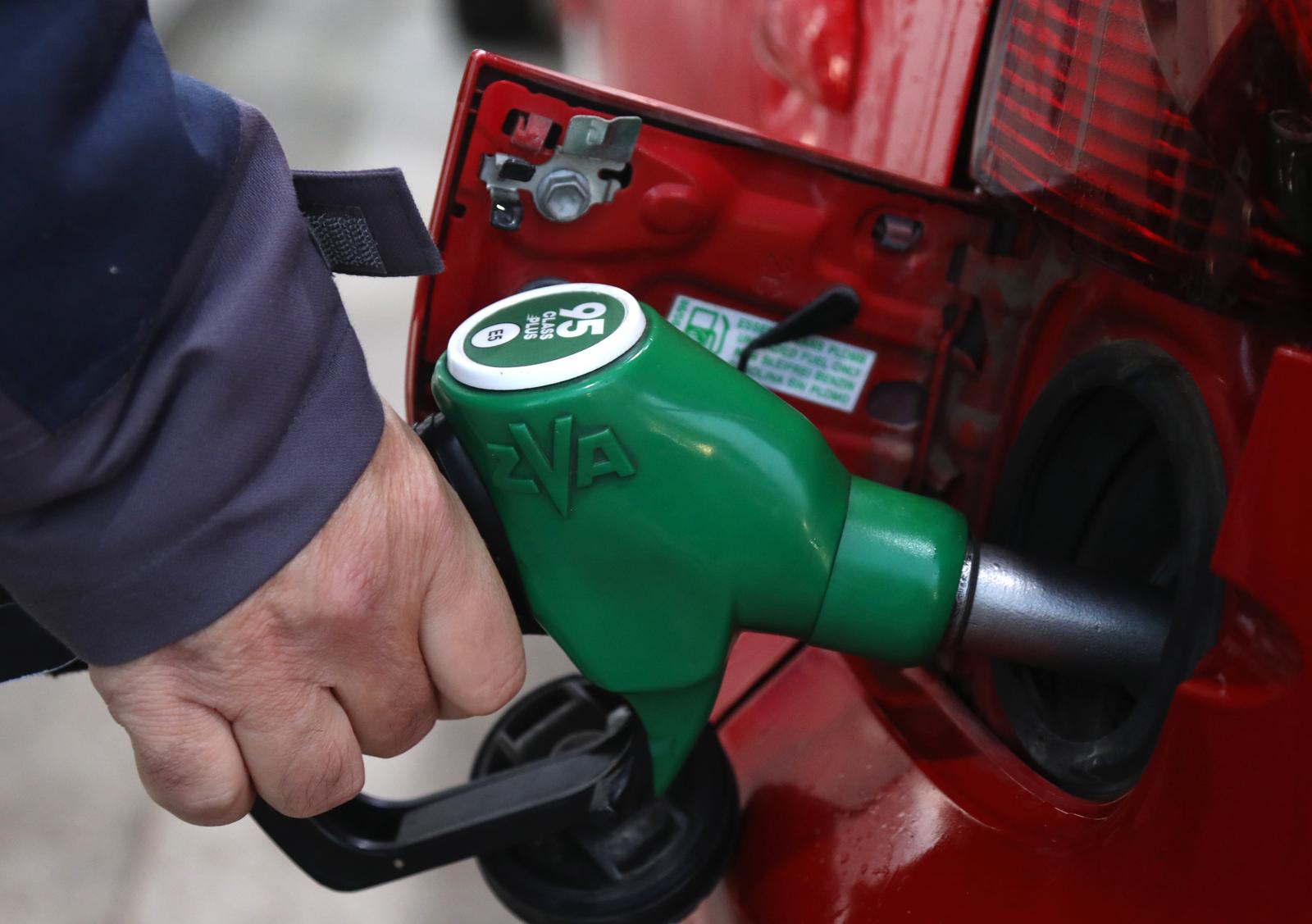 Gorivo od danas drastično jeftinije, litra benzina manje od 10 kuna