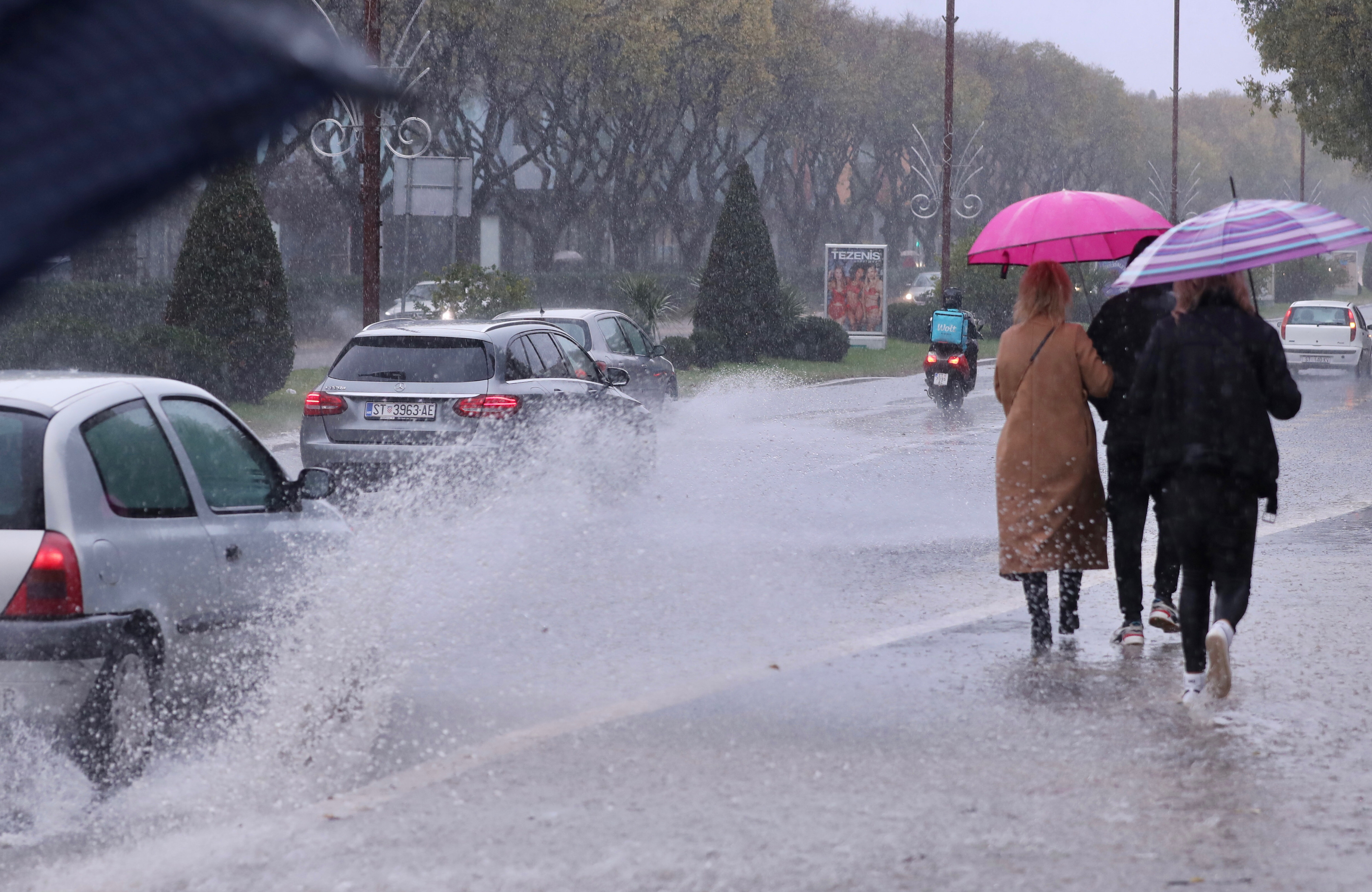 Zbog obilne kiše u Splitu su poplavljene prometnice i nogostupi