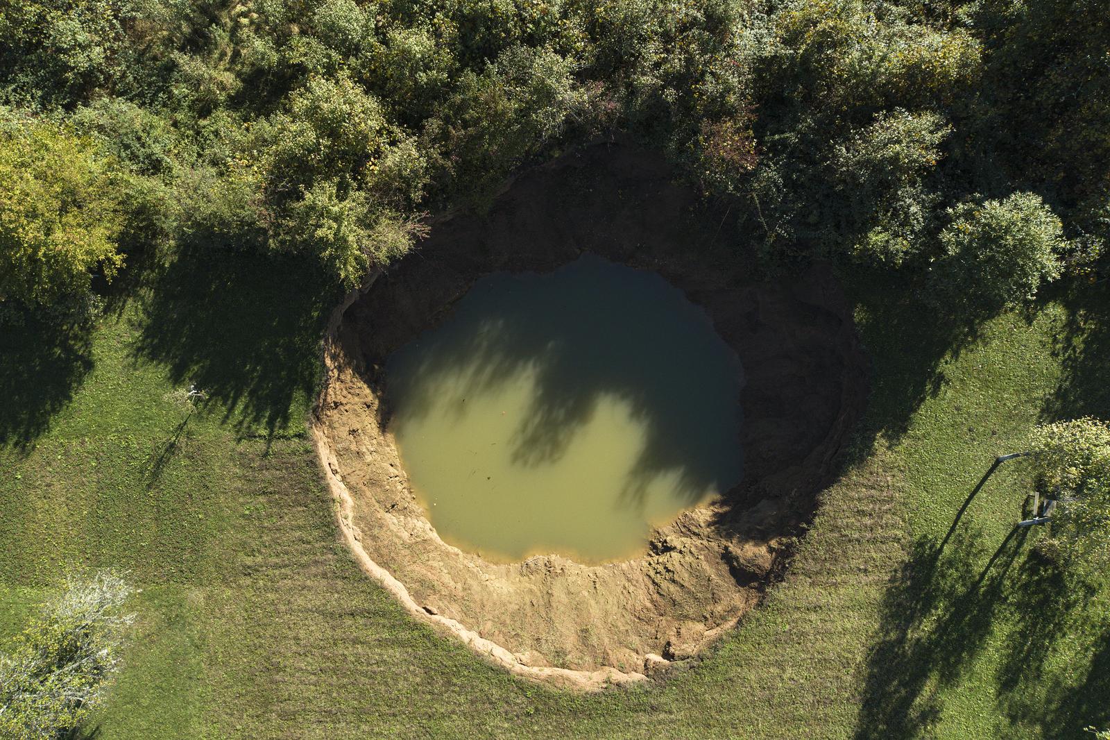 Pogled iz zraka na selo Mečenčani gdje je započela sanacija rupa koje su nastale nakon potresa