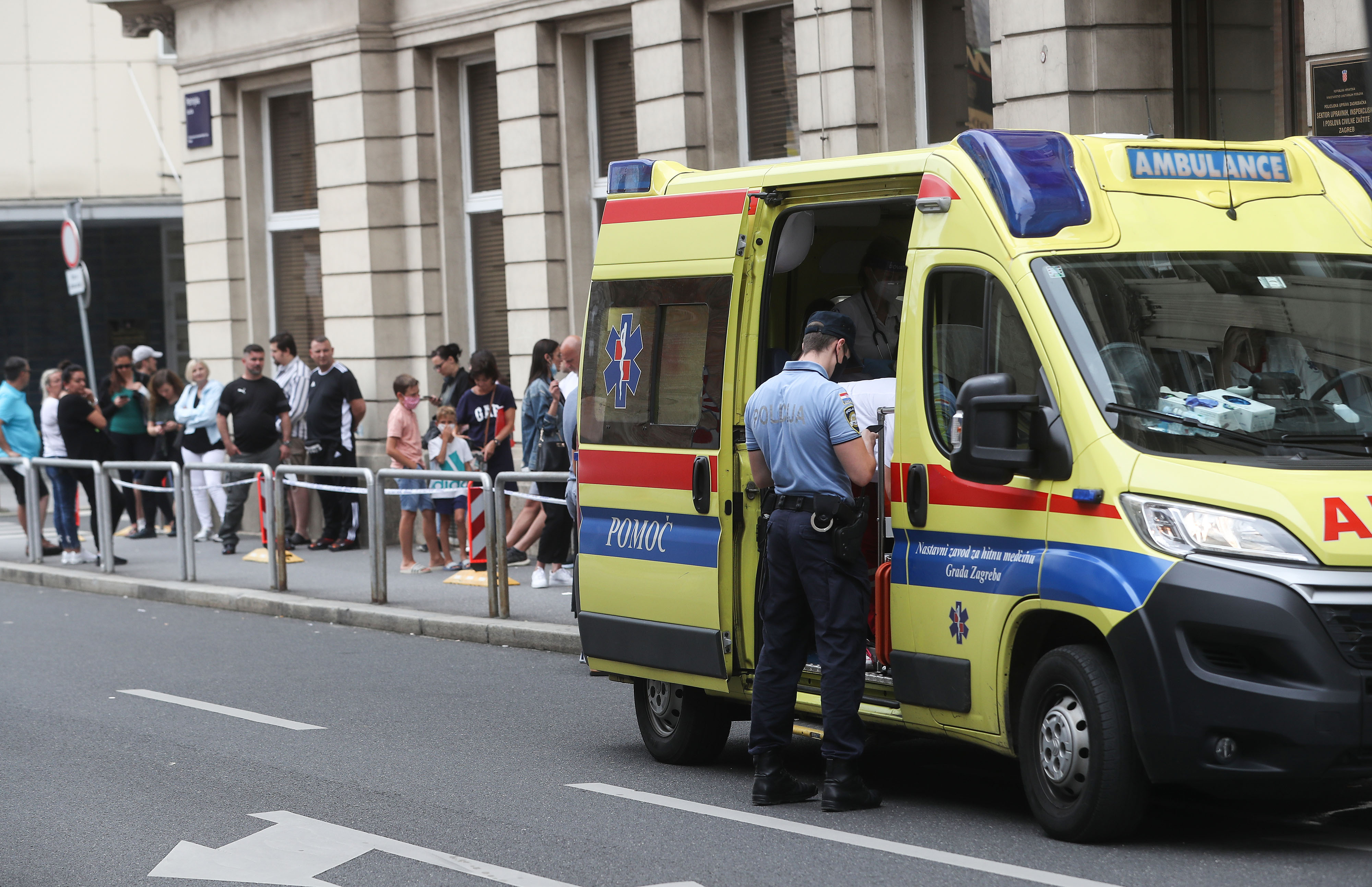 Zagreb: Građani u dugom redu čekaju na izradu dokumenata u Petrinjskoj ulici