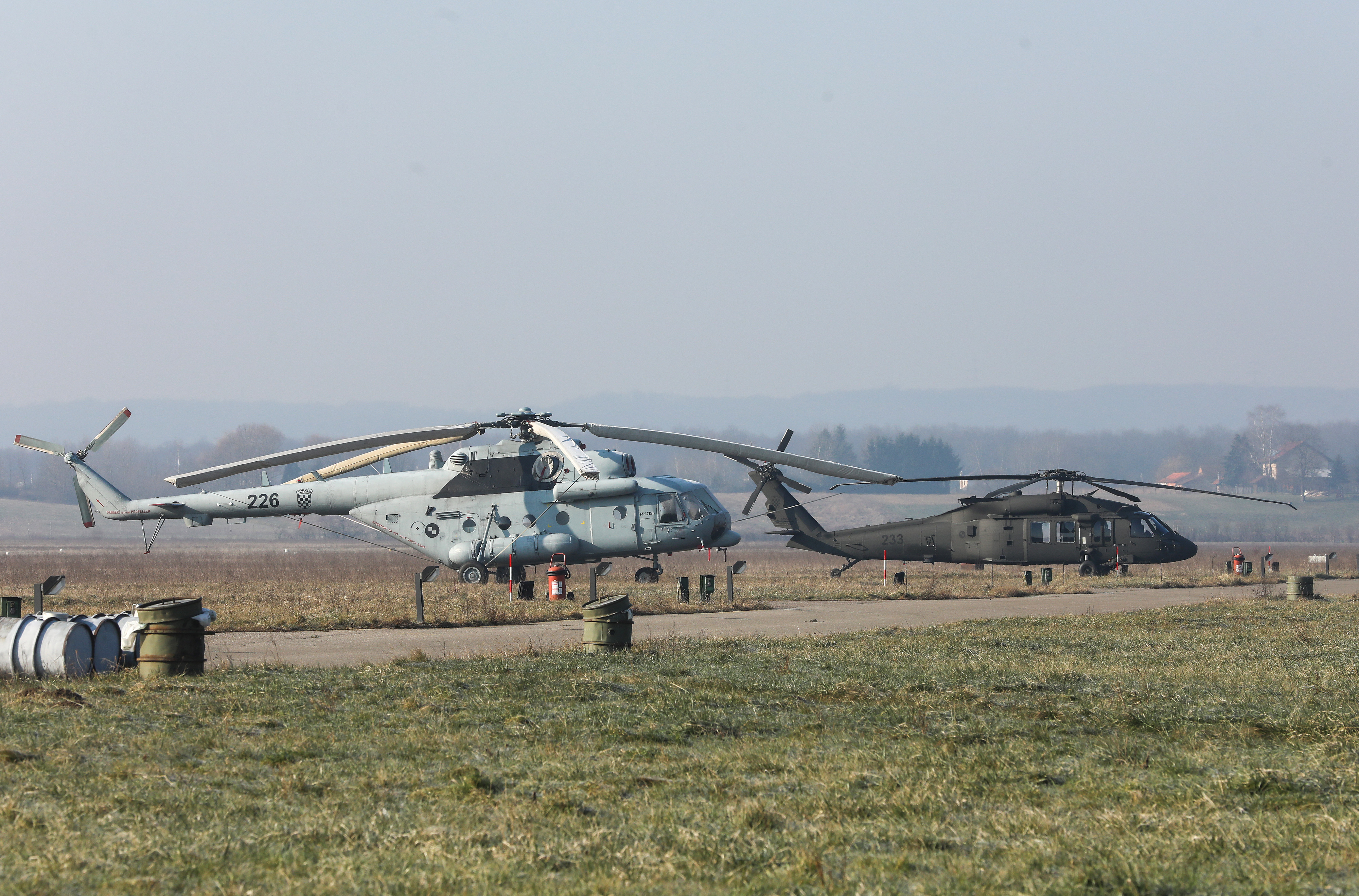 Zagreb: Ministar Banožić u Lučkom obišao radove na hangarima za helikoptere Blackhawk