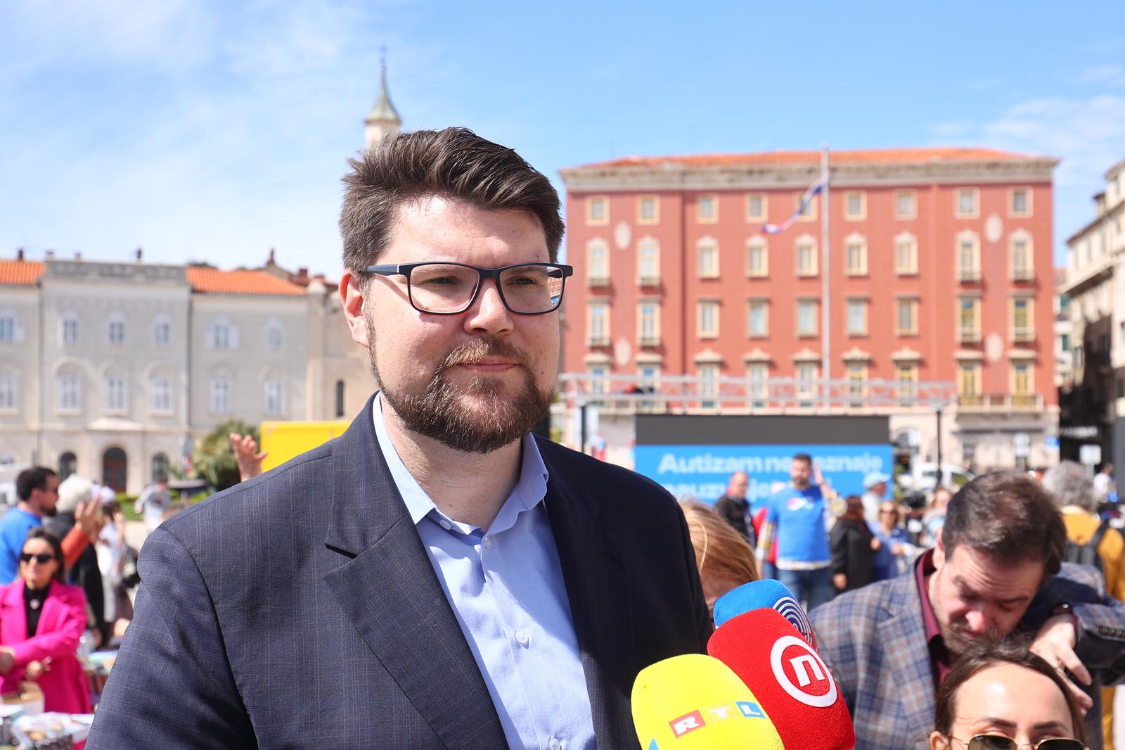 Split: Peđa Grbin podržao  humanitarnu akciju "Omiljeni cvijet Ane Rukavine"