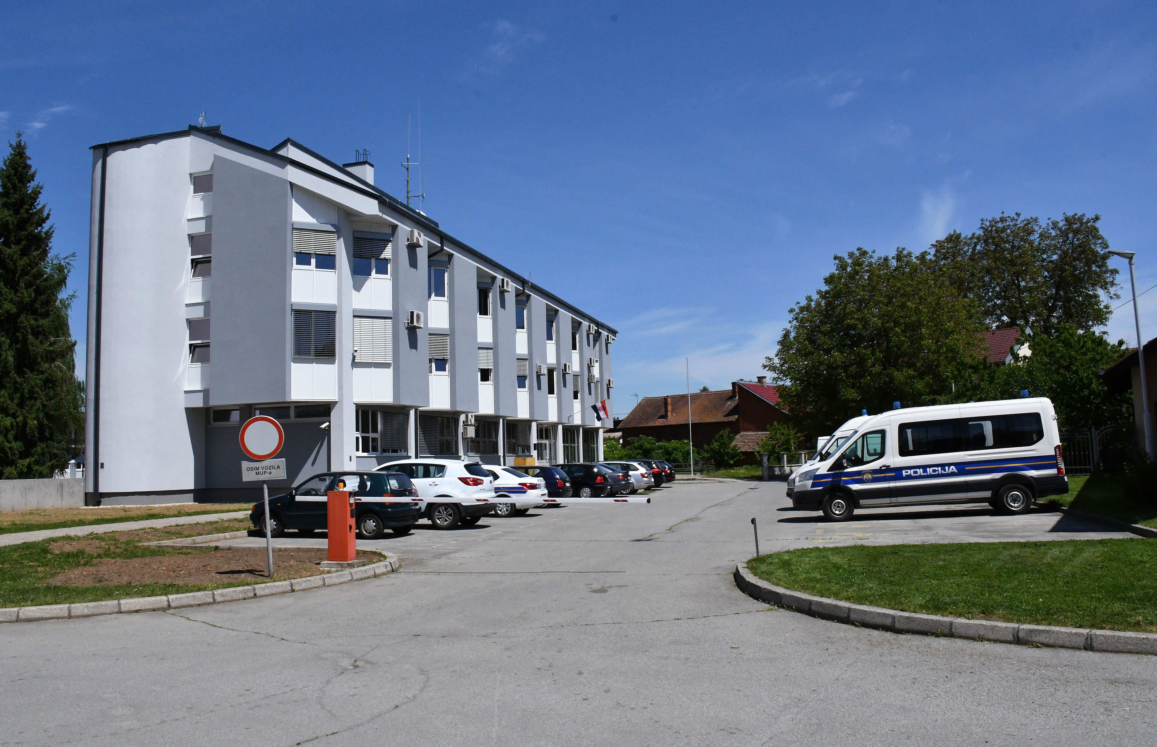 Požega: Policija zaplijenila veliku količinu duhana, marihuane, alkohola i oružja