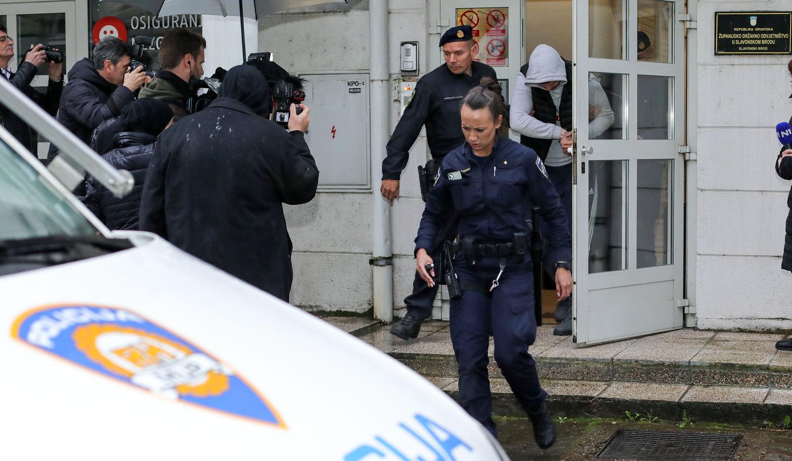 Slavonski Brod: Privedeni mladić koji je nasmrt pretukao vojnika u Požegi u pratnji policije izlazi iz zgrade  Županijskog državnog odvjetništva