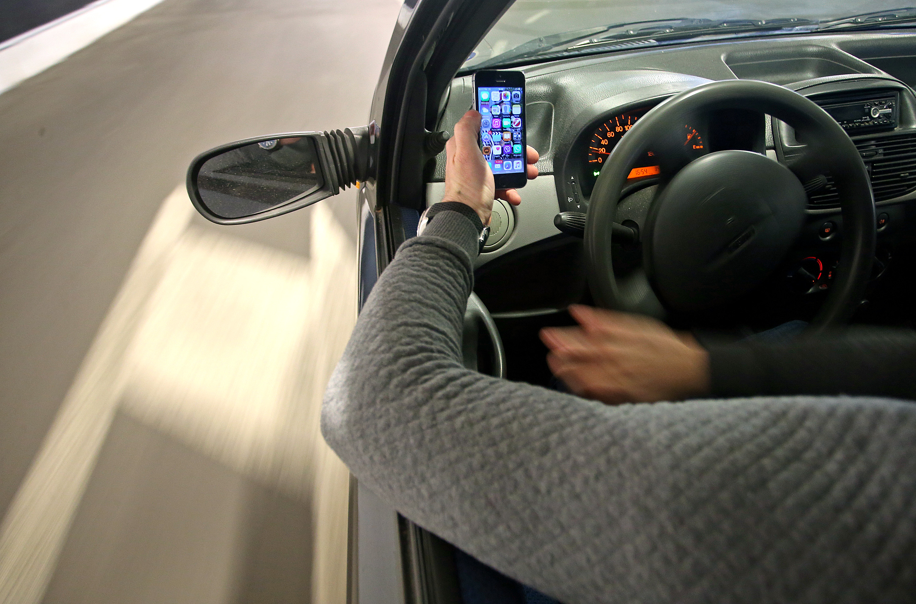 Uporaba mobitela bez hands-free ure?aja tijekom vonje kanjiva je u svim europskim zemljama