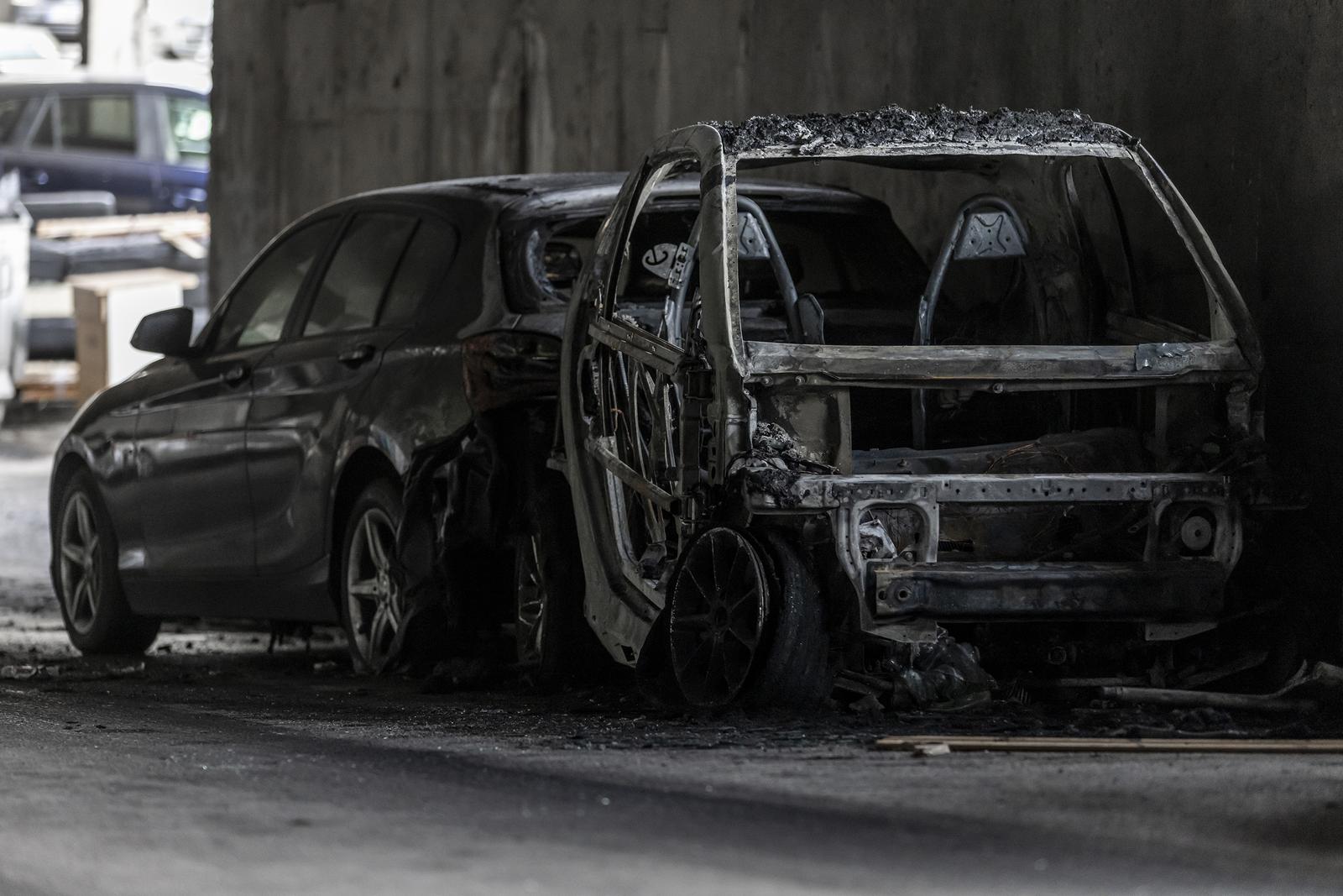 Split: Potpuno izgorio automobil u Papandopulovoj ulici, u požaru oštećena još četiri vozila