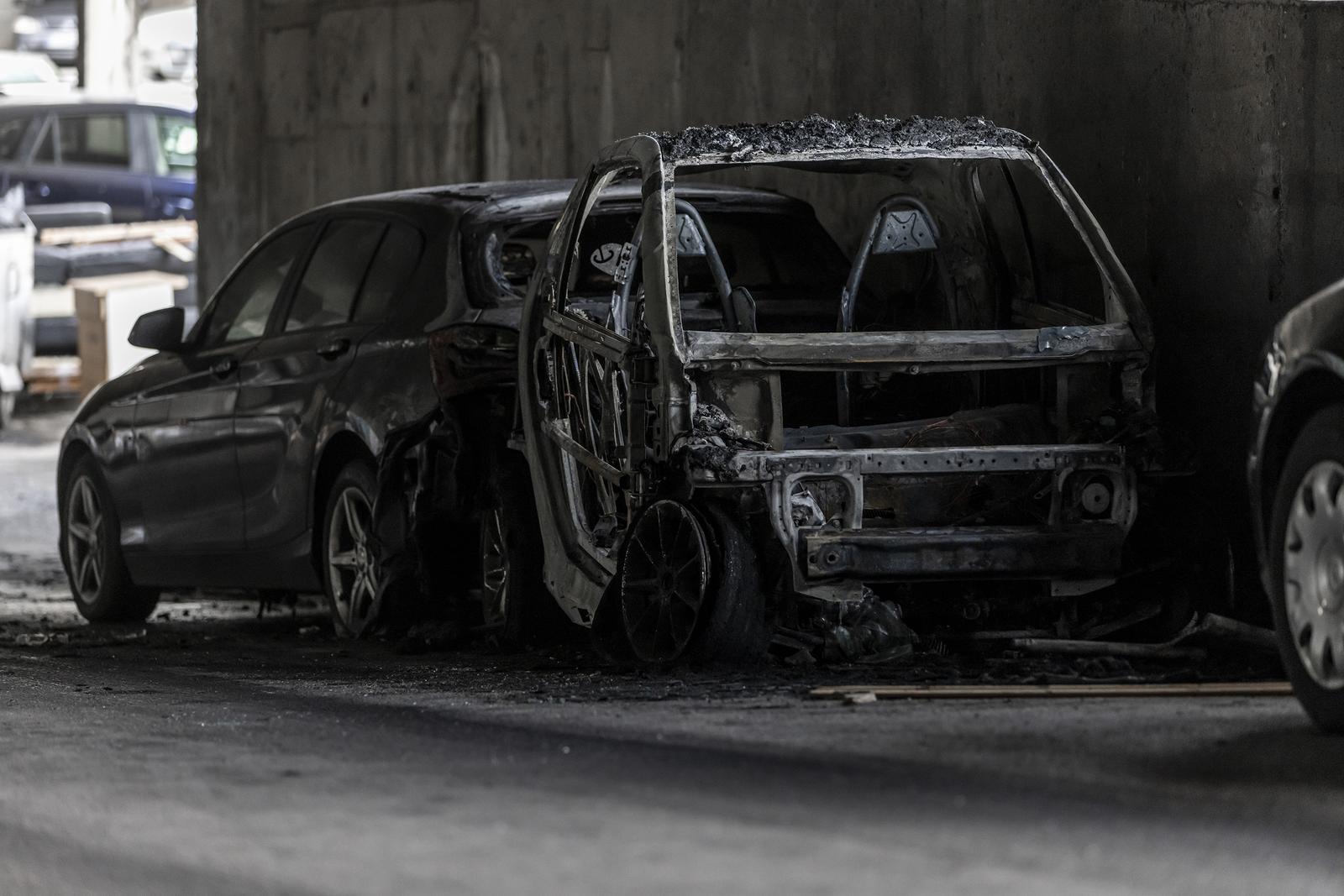 Split: Potpuno izgorio automobil u Papandopulovoj ulici, u požaru oštećena još četiri vozila