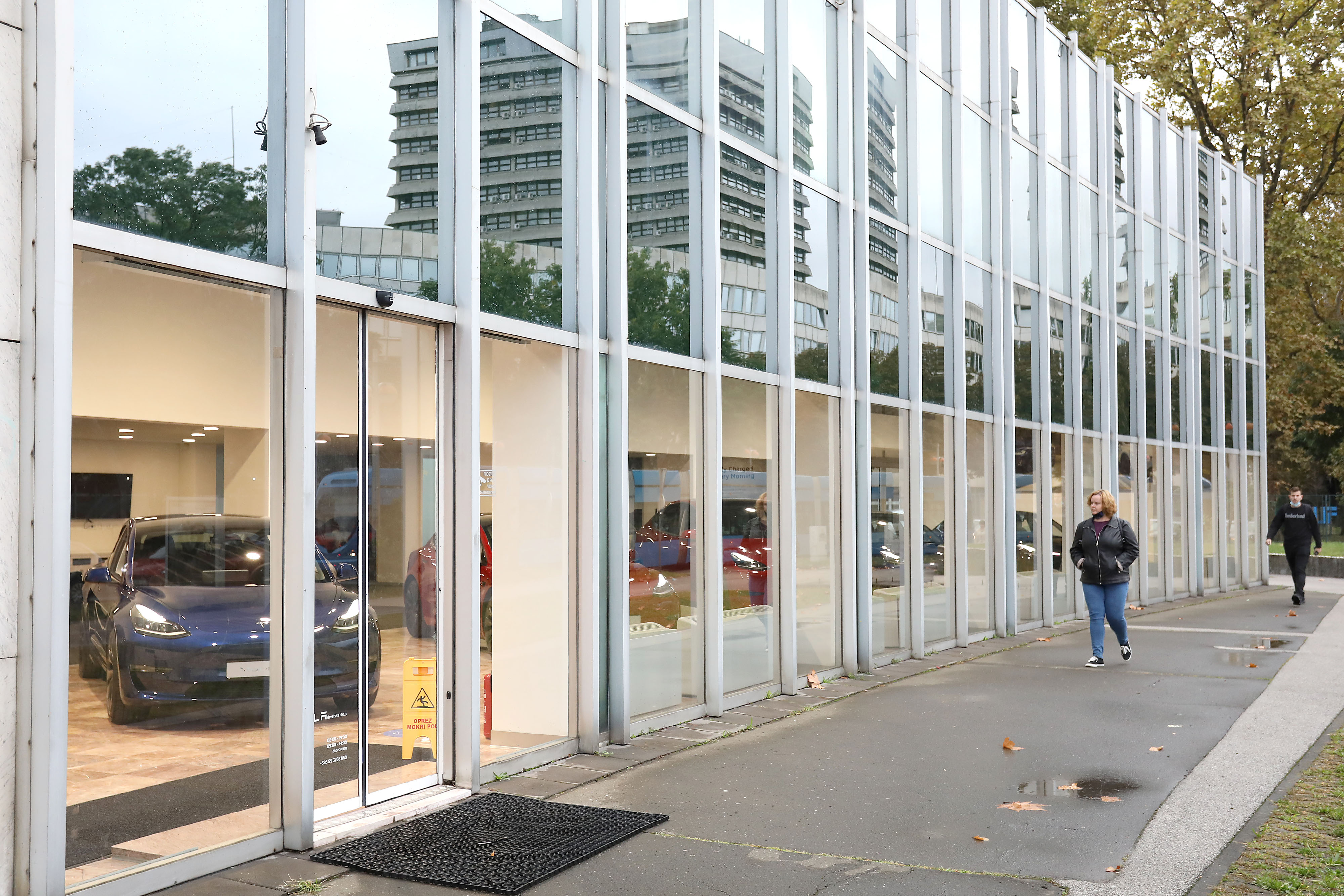 U Zagrebu je otvoren veliki prodajni centar Tesla store