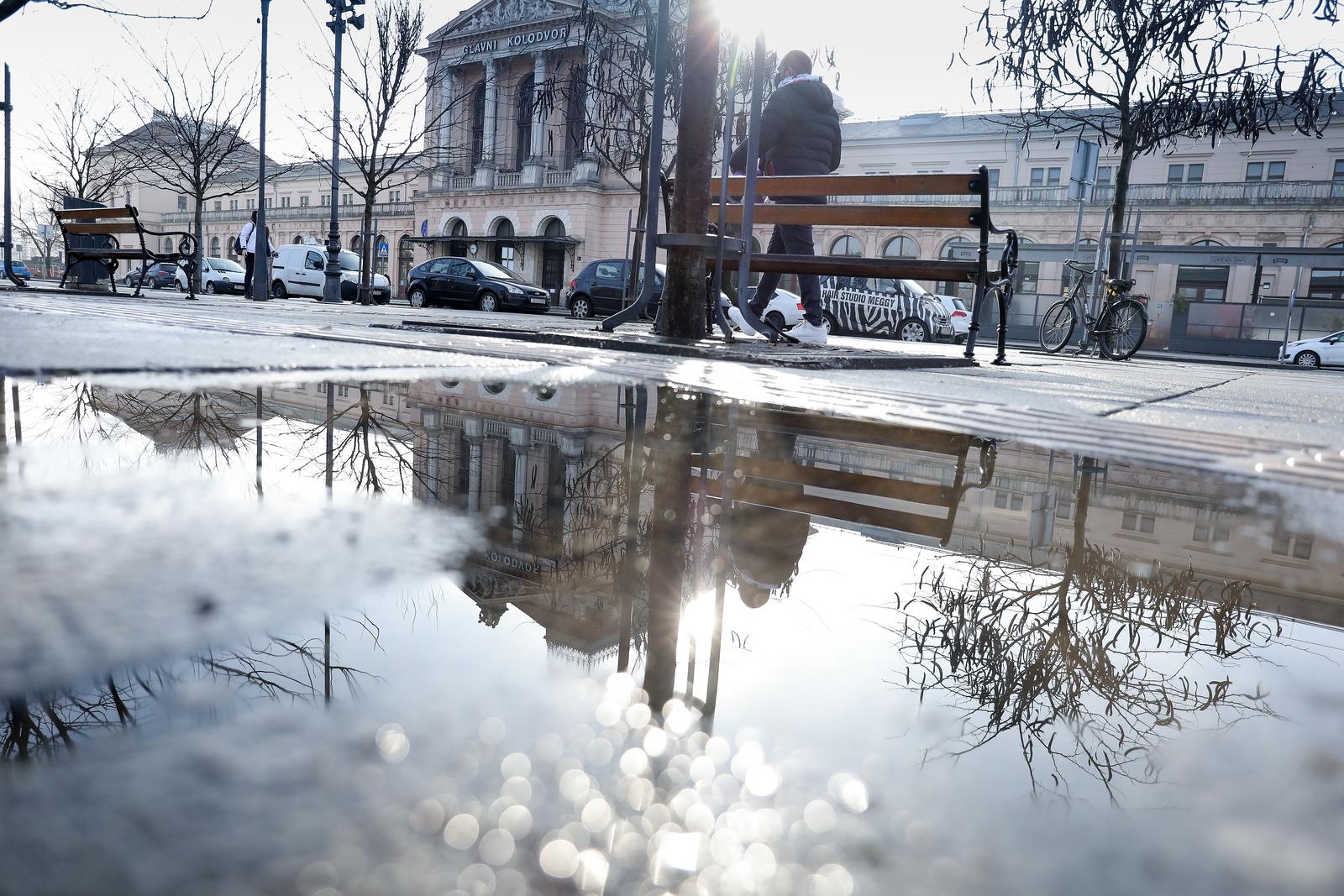 Zagreb:  Refleksija sunčanog prijepodneva u lokvama od sinoćnje kiše