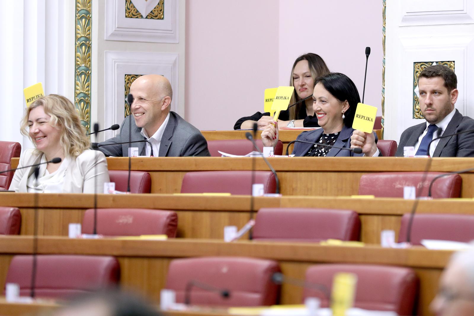 Zagreb: Replikom na repliku, sabornica u znaku utih plo?ica