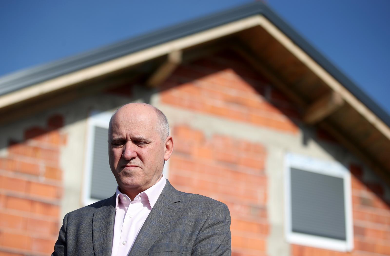 Ministar Bačić obišao radove na kućama u Krapinsko-zagorskoj županiji oštećene u potresu