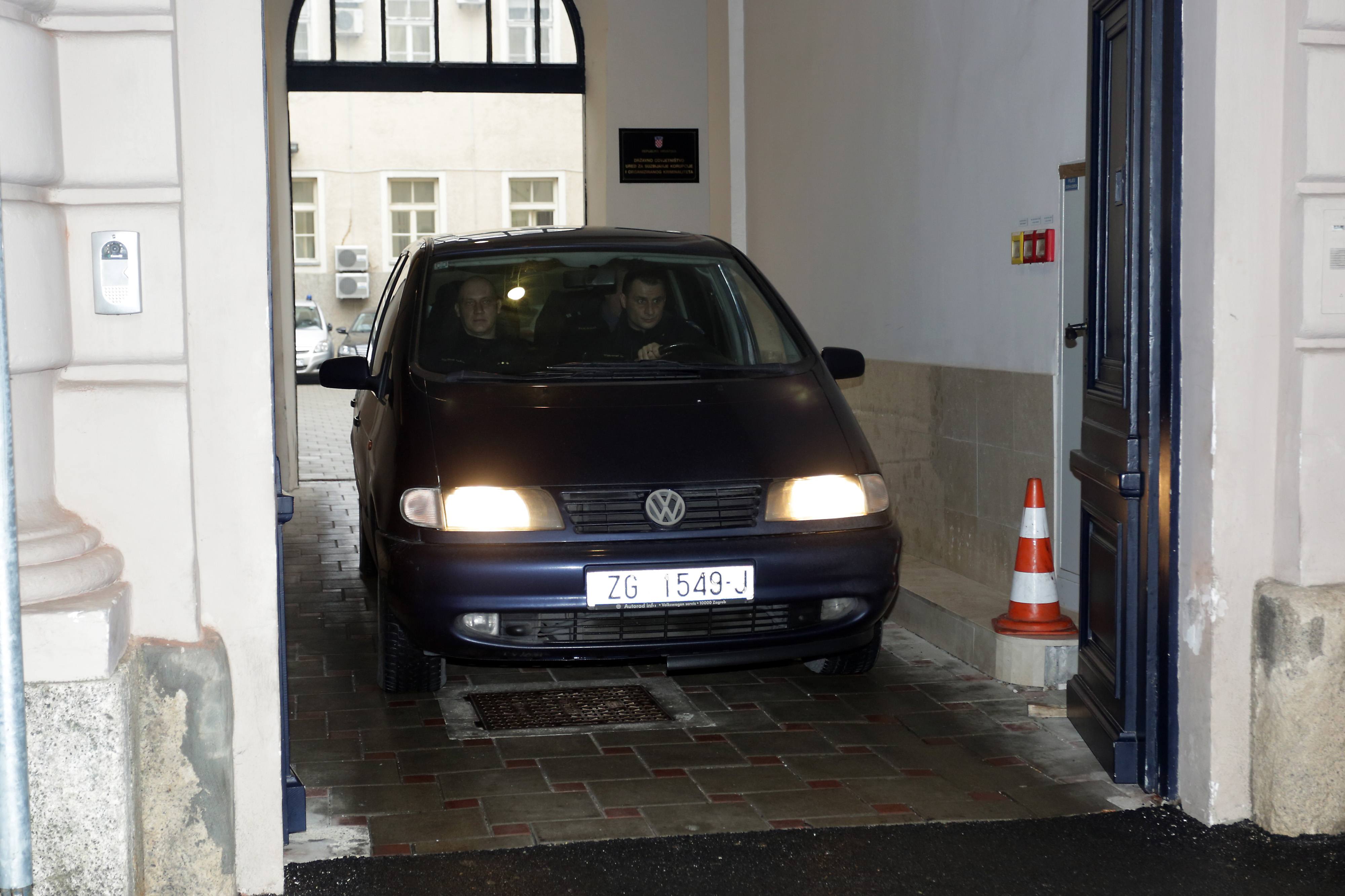 Zagreb: Privo?enje osumnji?enih za izvla?enje novca preko fiktivnih ra?una