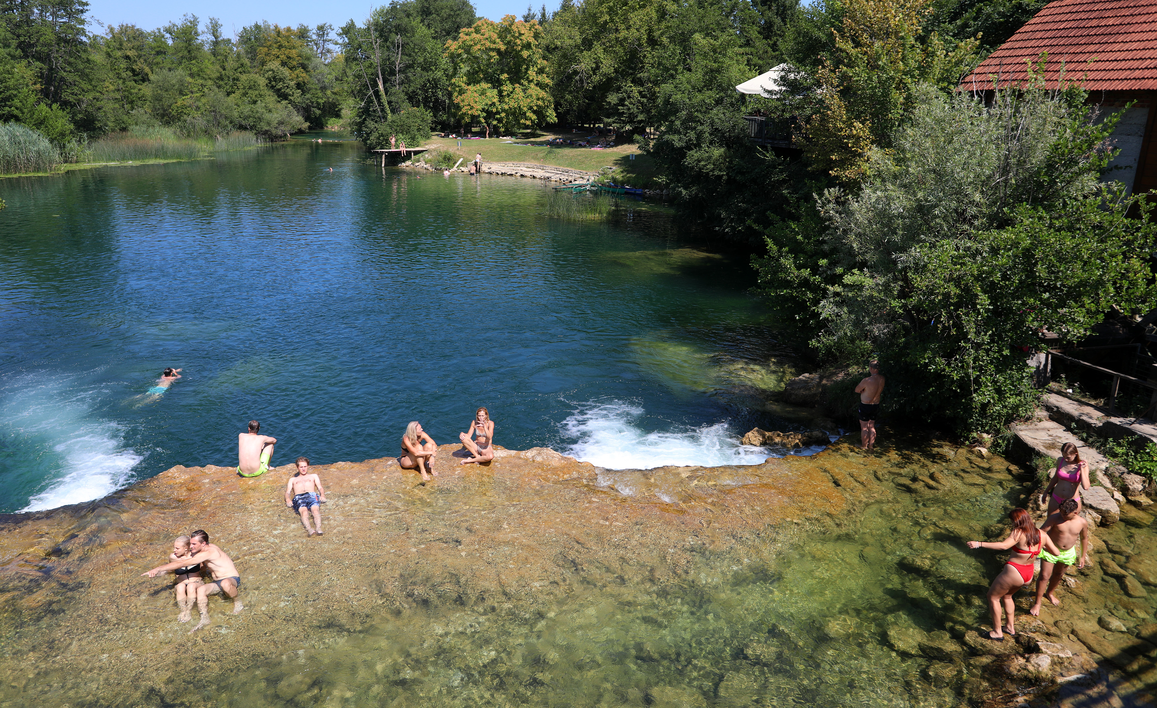 Osvježenje od paklenih vrućina u rijeci Mrežnici