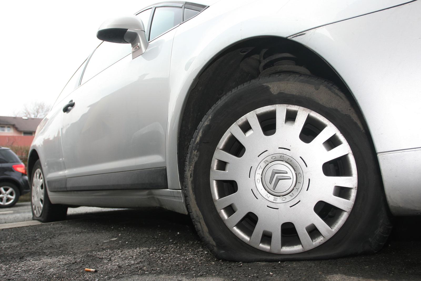 Zagreb: Jo jednom karikaturistu probuili sve gume na autu