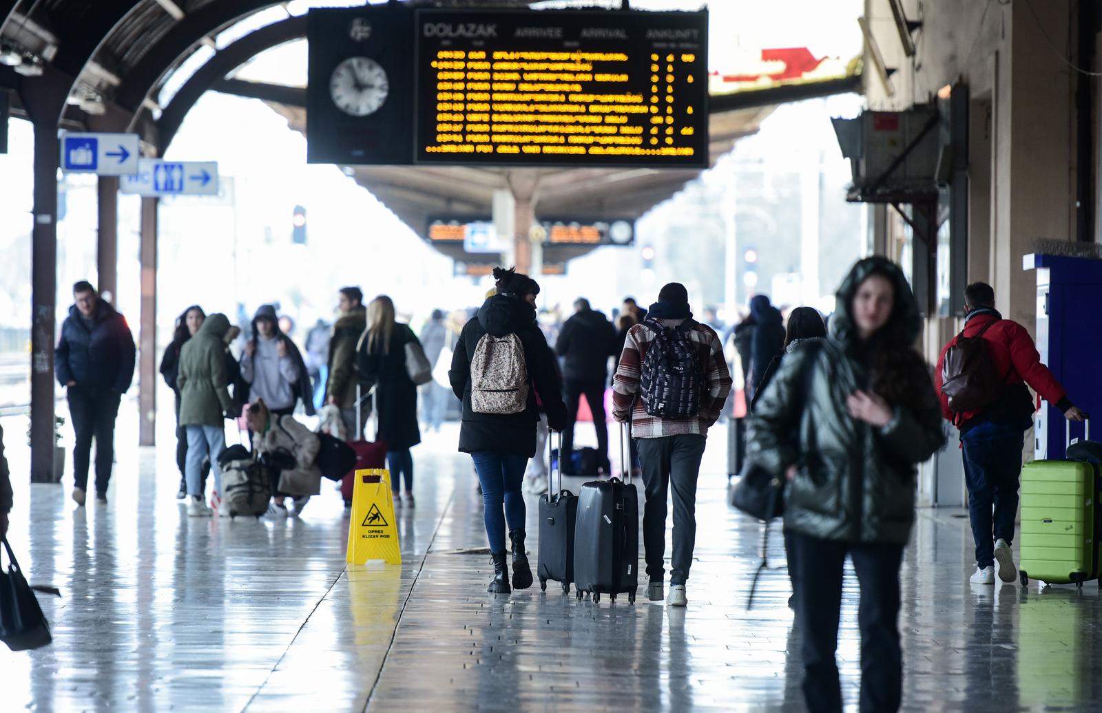Glavni kolodvor, peron, vlak, putnici
