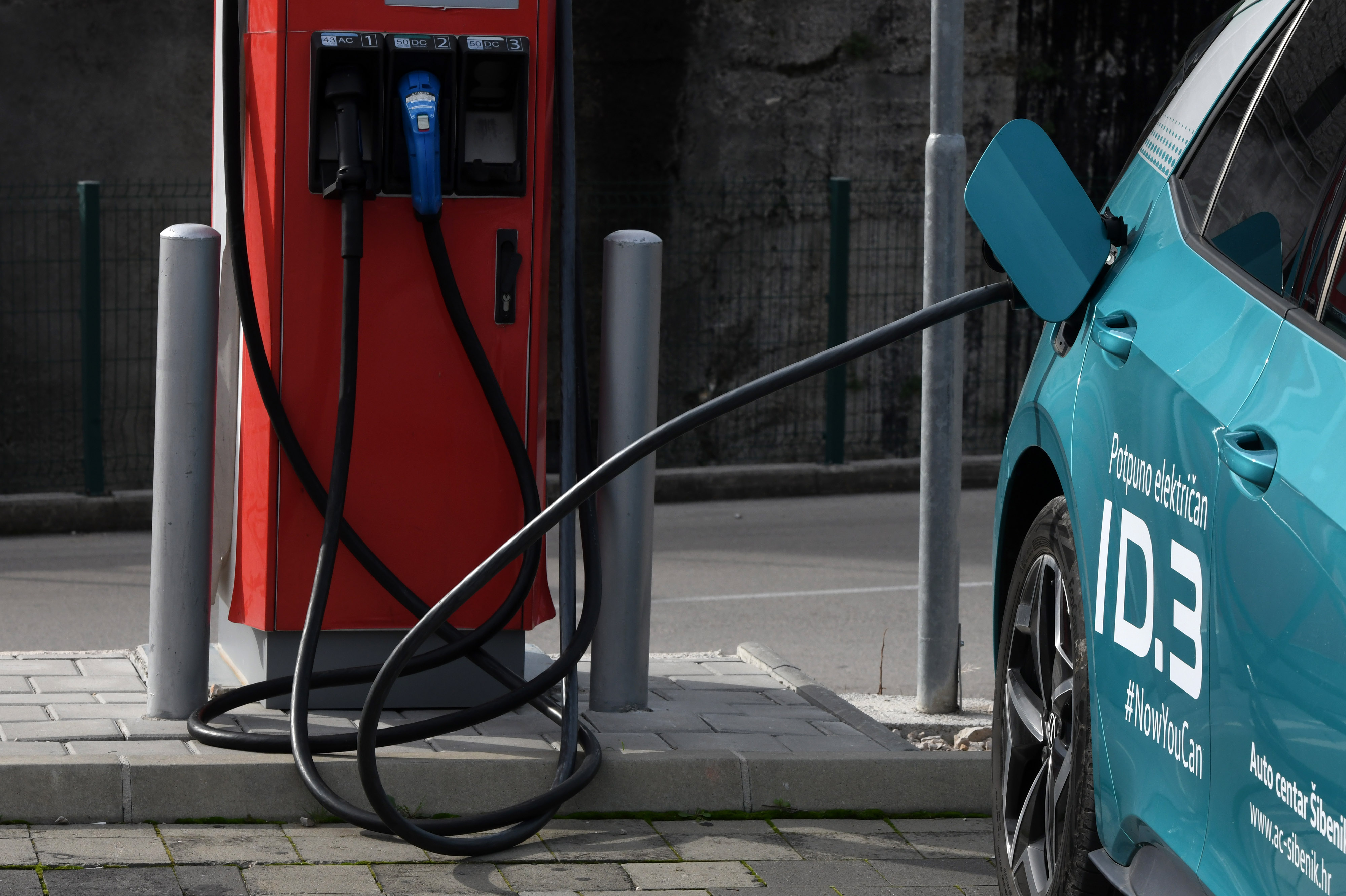 Punjenje električnog automobila