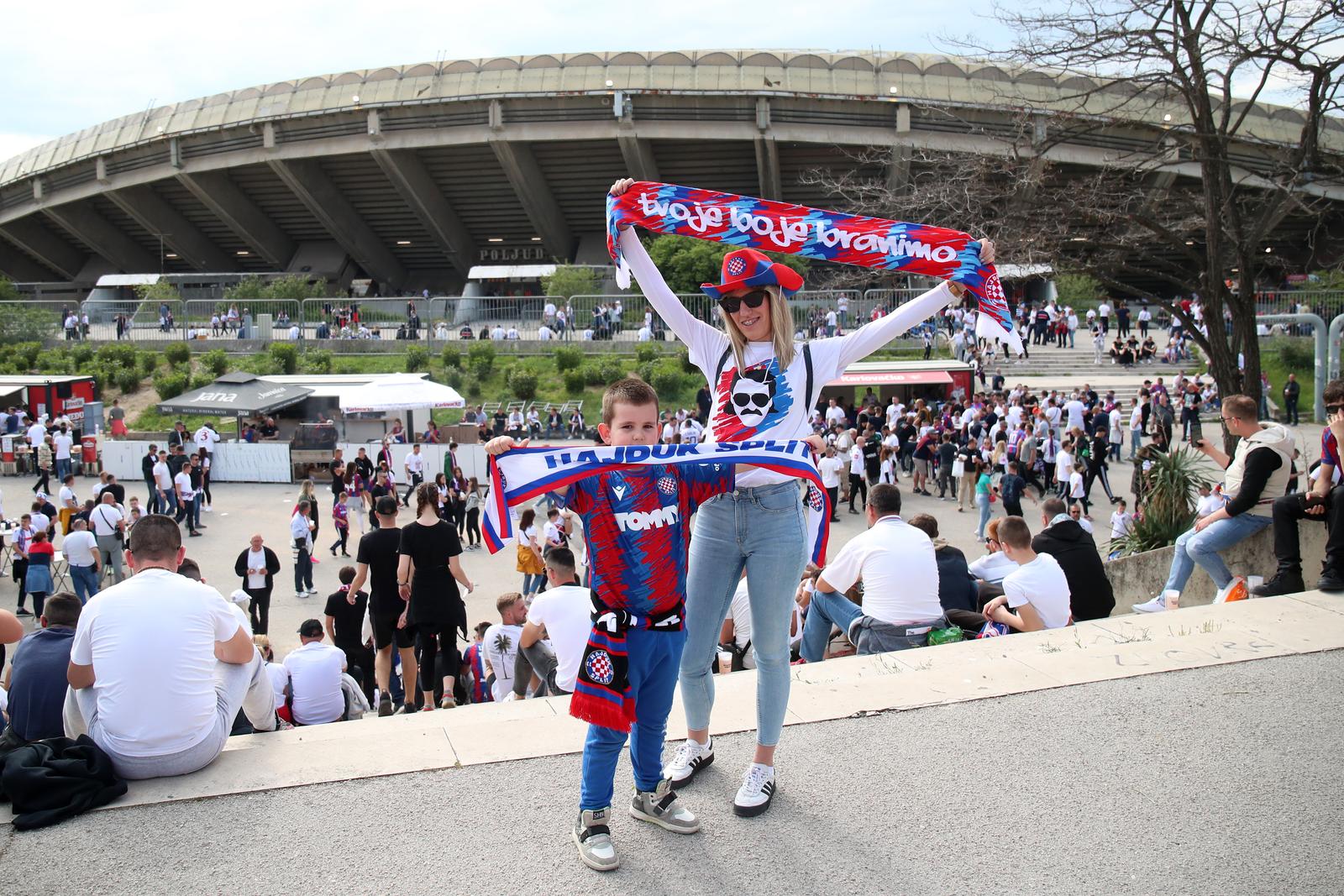 Split: Okupljanje navijača ispred Poljuda uoči početka utakmcie između Hajduka i Dinama