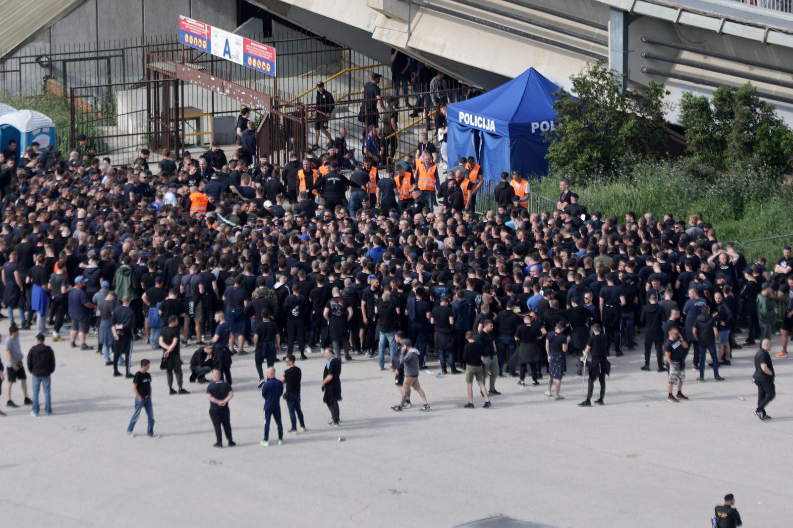 Split: Bad Blue Boysi čekaju na ulaz na stadoin Poljud