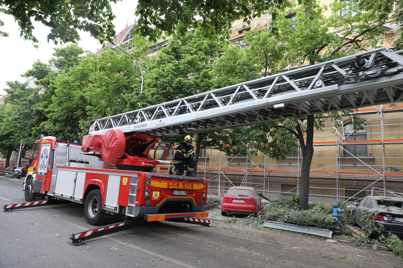 Zagreb: Skela i dio zgrade urušili se na automobile u Klaićevoj ulici