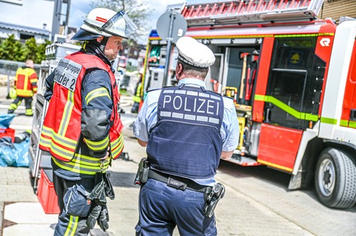 Brand in Welzheim, 03.05.2023, Baden-WĂĽrttemberg, Welzheim: FeuerwehrkrĂ¤fte stehen in der Helmut-Glock-StraĂźe. Bei einem