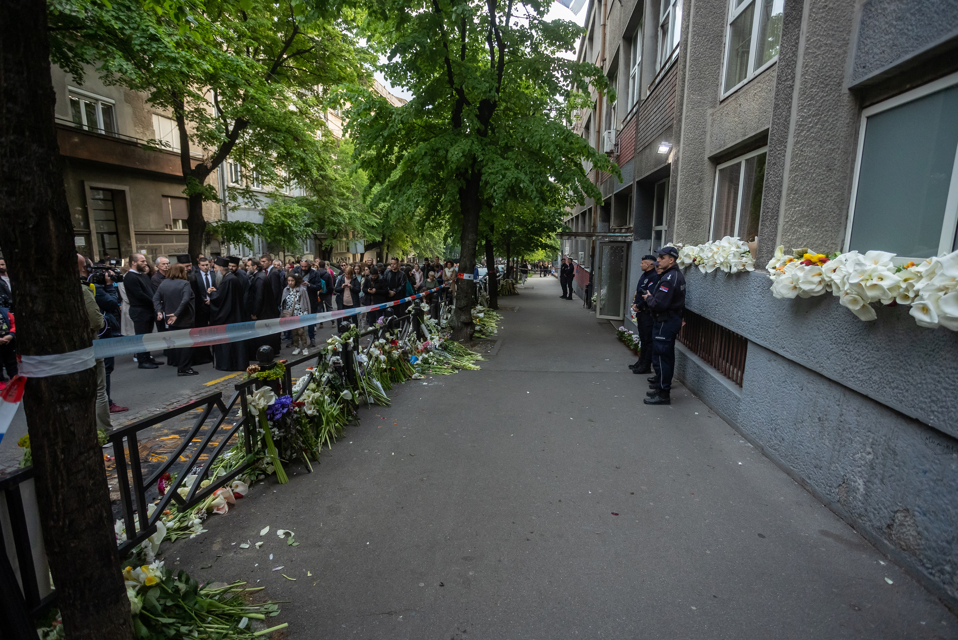 Beograd: Veliki broj građana polaže cvijeće i pali svijeće ispred škole gdje je ubijeno devetero ljudi