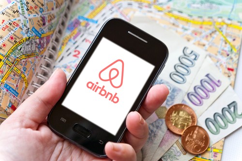 Sdílená ekonomika - logo aplikace Airbnb na smartphonu / Sharing economy - Airbnb application on the smartphone