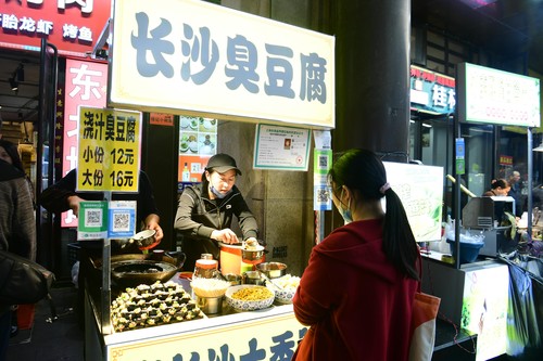 Shanghai's largest night market attracts tourists