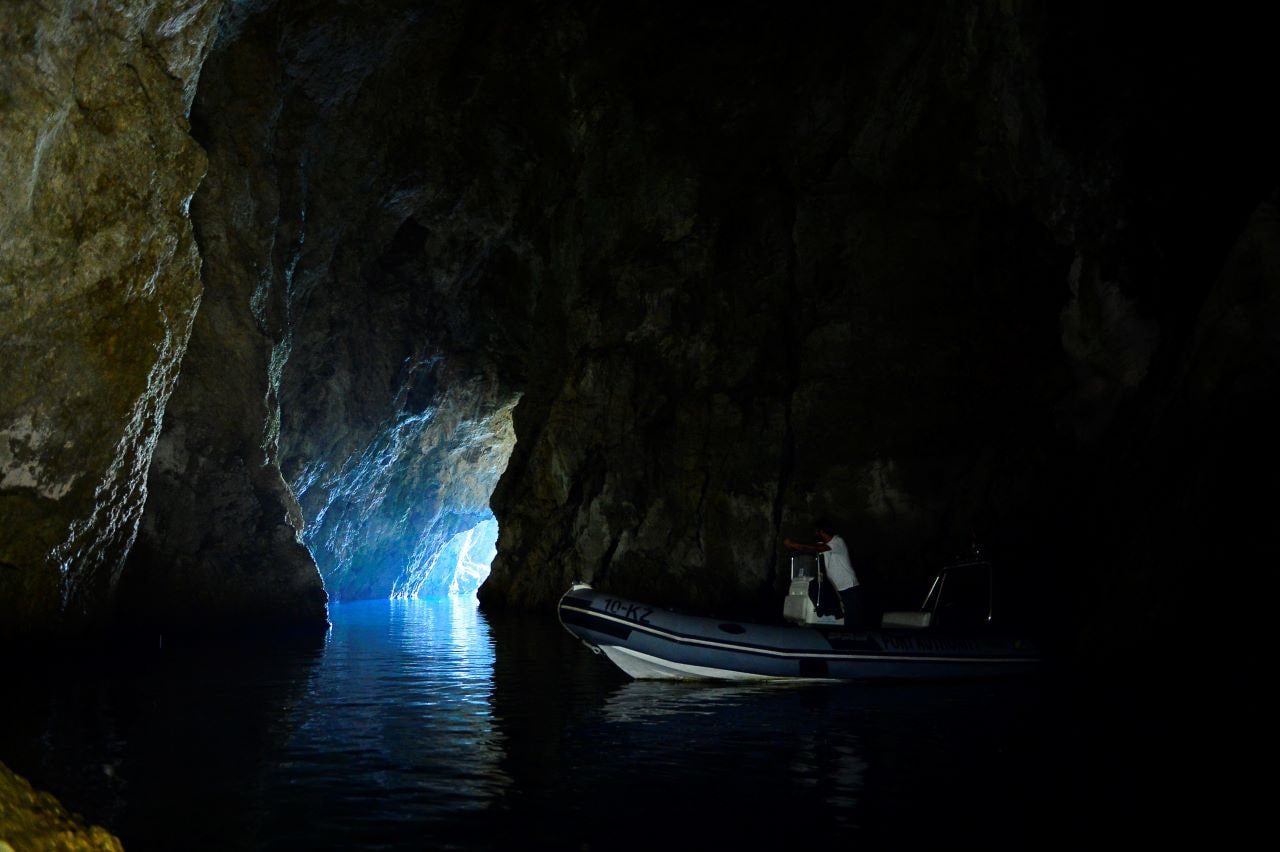 Medvidina-spilja-Bisevo-Autor-Ivo-Pervan