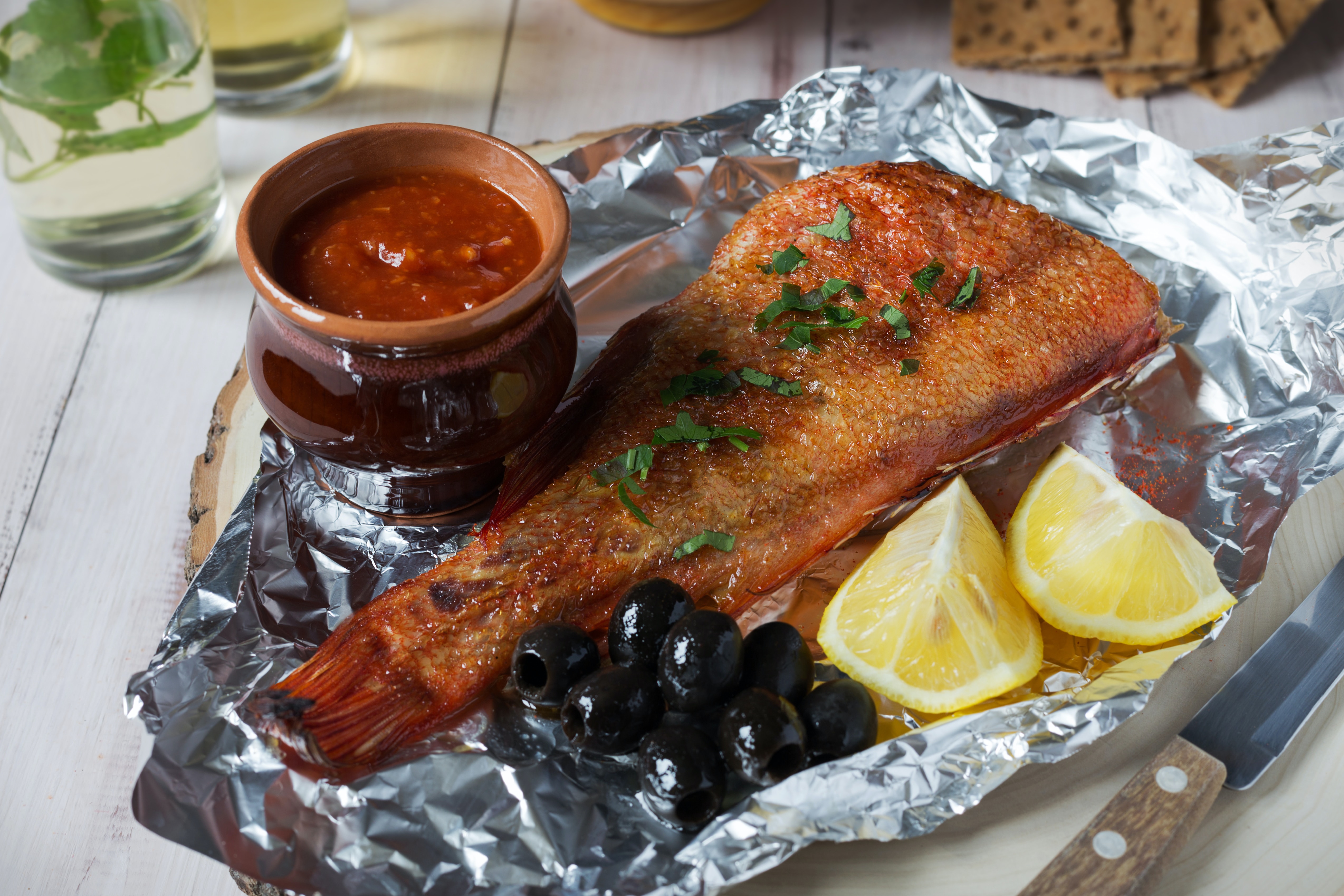 riba, ručak, aluminijska folija, limun, crne masline