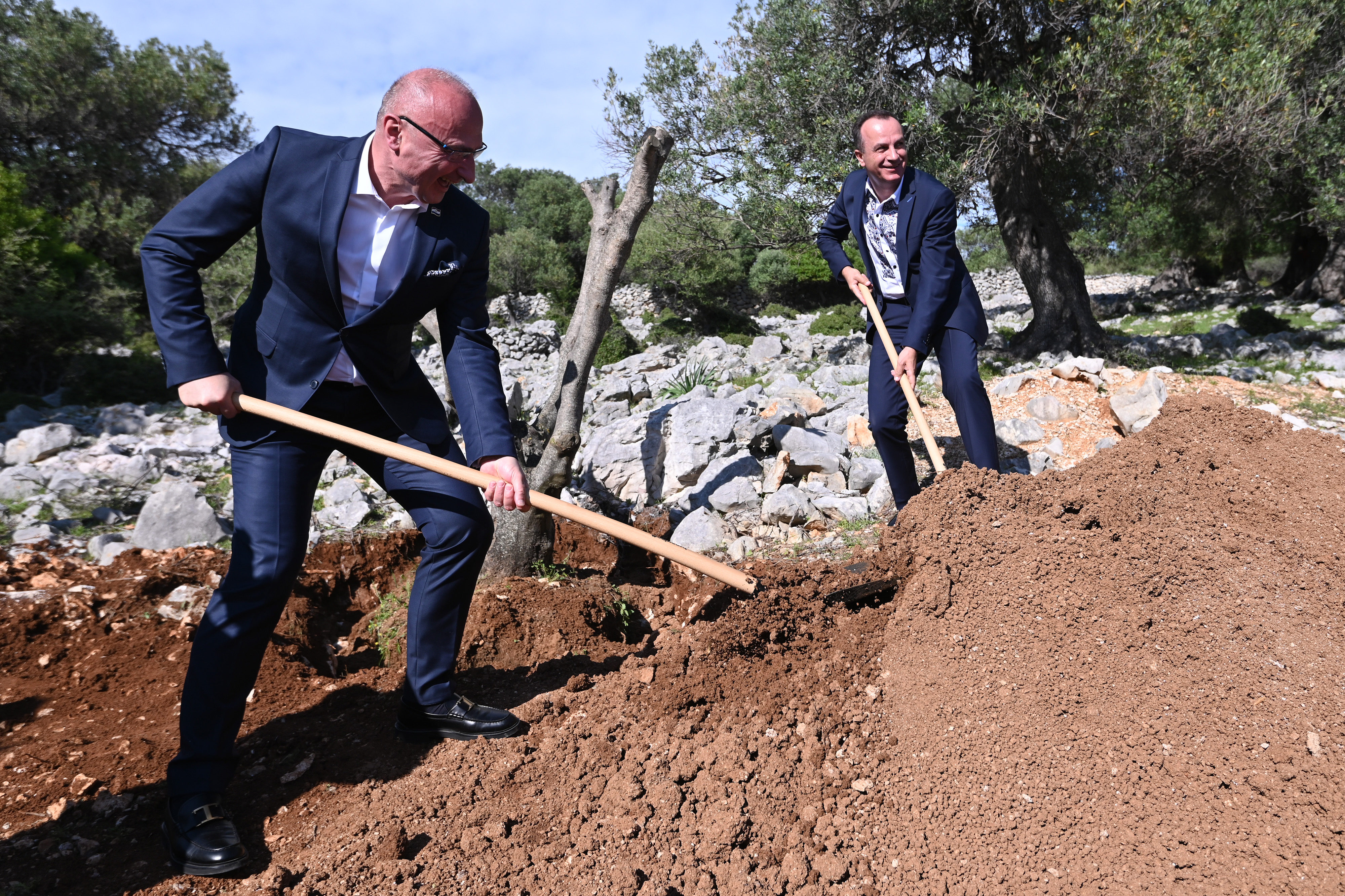 Novalja: Grlić Radman i veleposlanik Ukrajine posadili maslinu u Perivoju mira