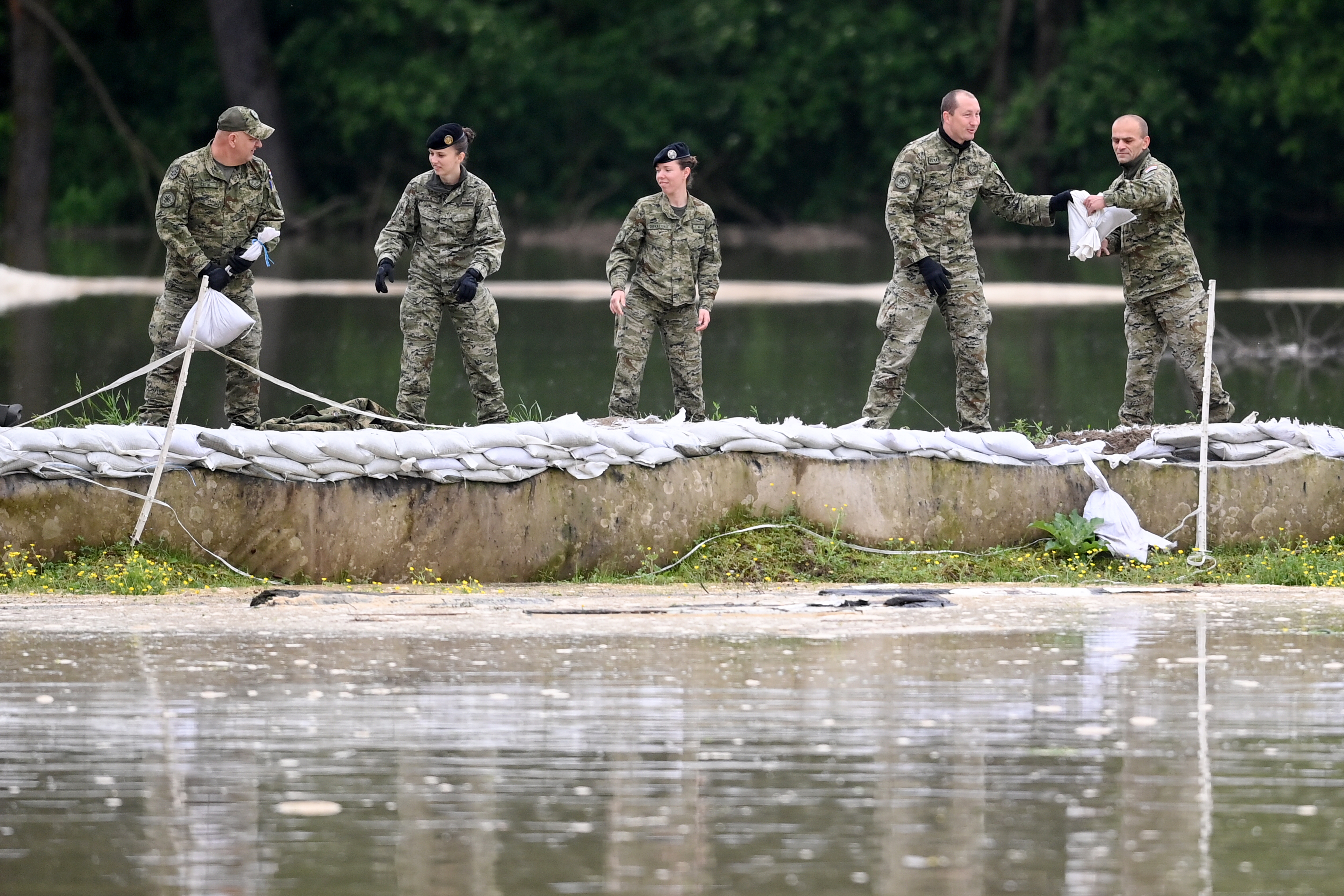 Sisak: Ministri Medved i Banožić obišli poplavljen kompleks za terapijsko jahanje